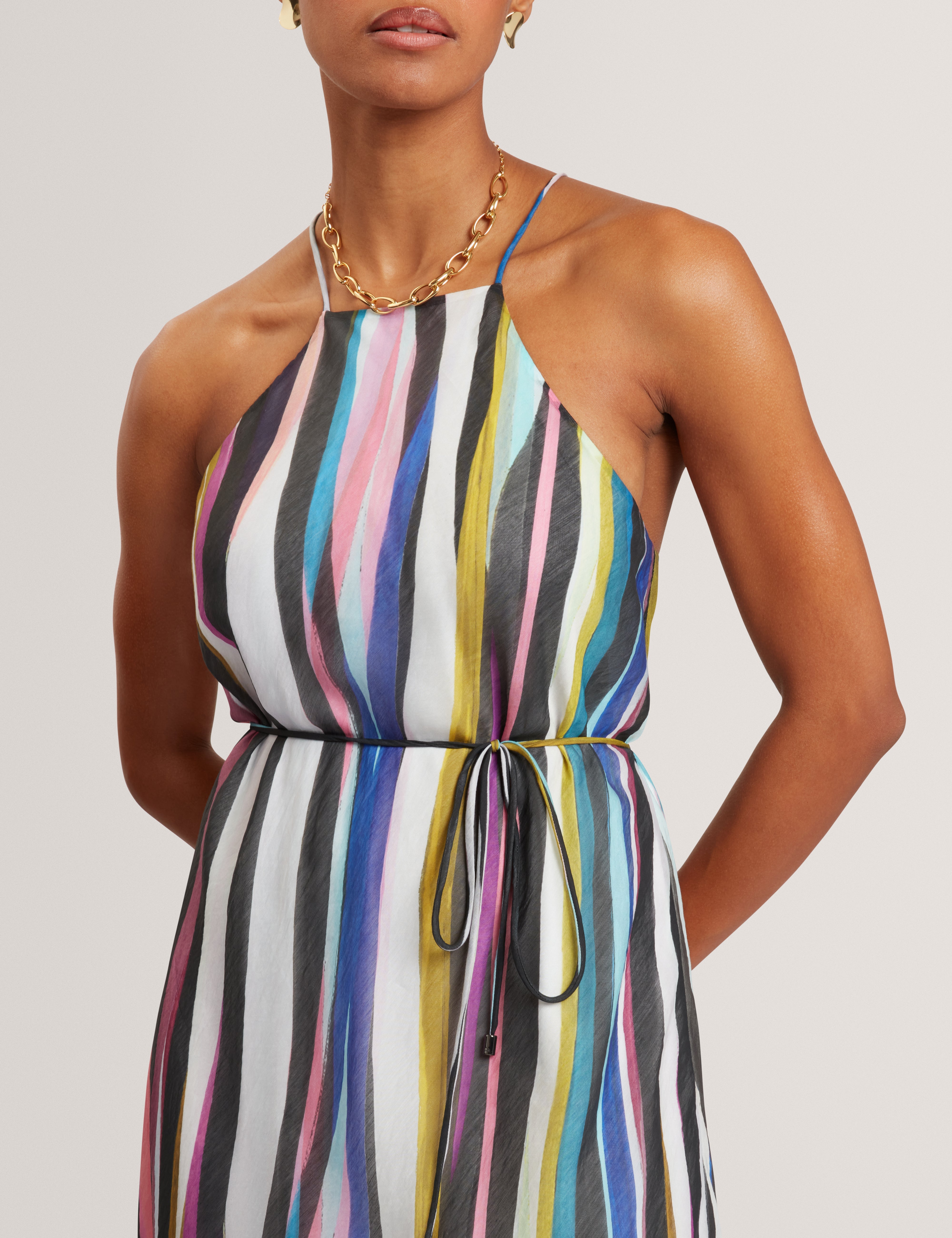 فستان ماكسي أسود مطبوع بياقة هالتر من أزورا