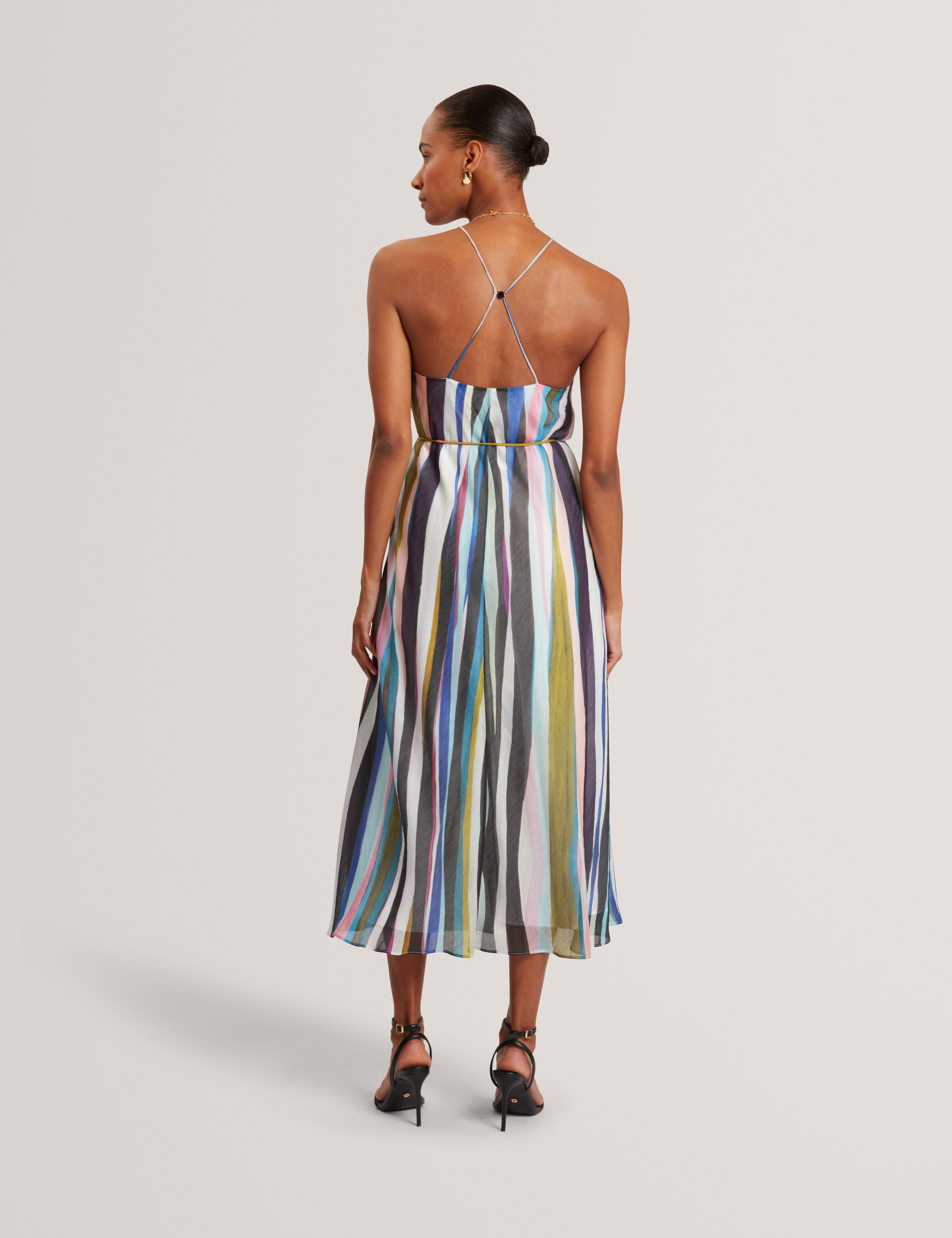 فستان ماكسي أسود مطبوع بياقة هالتر من أزورا