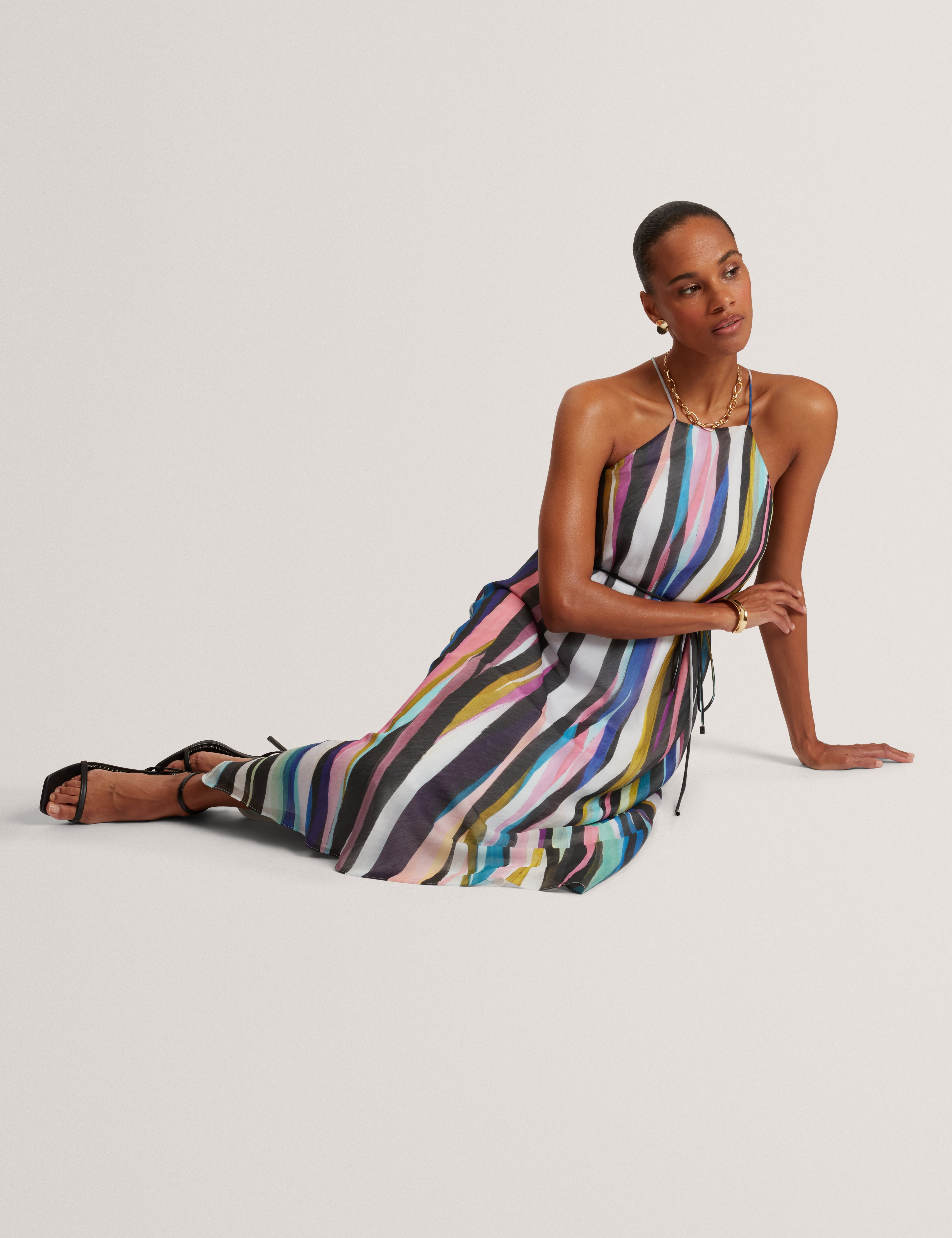 فستان ماكسي أسود مطبوع بياقة هالتر من أزورا