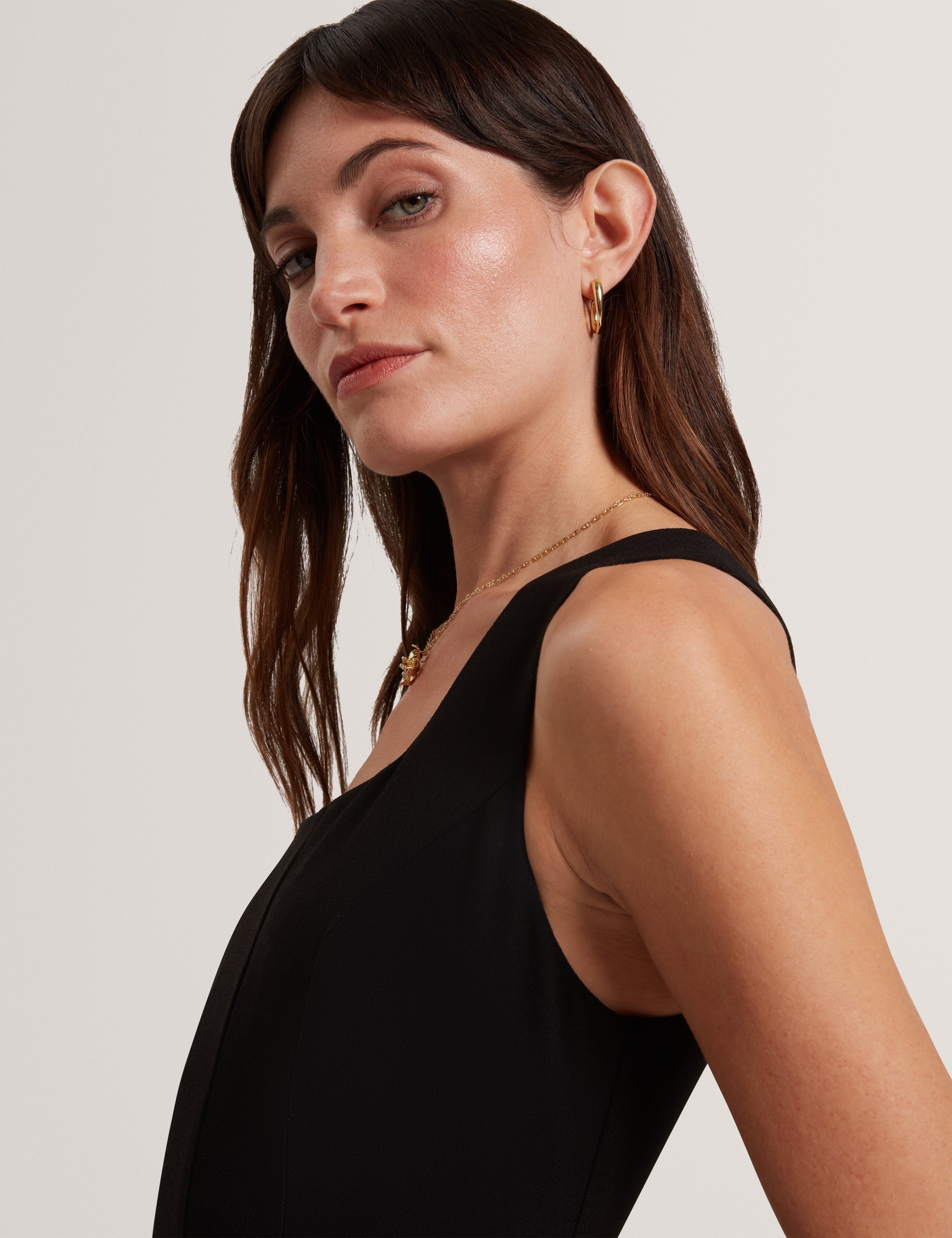 فستان أرلوت ميدي أسود اللون بتصميم لوحات