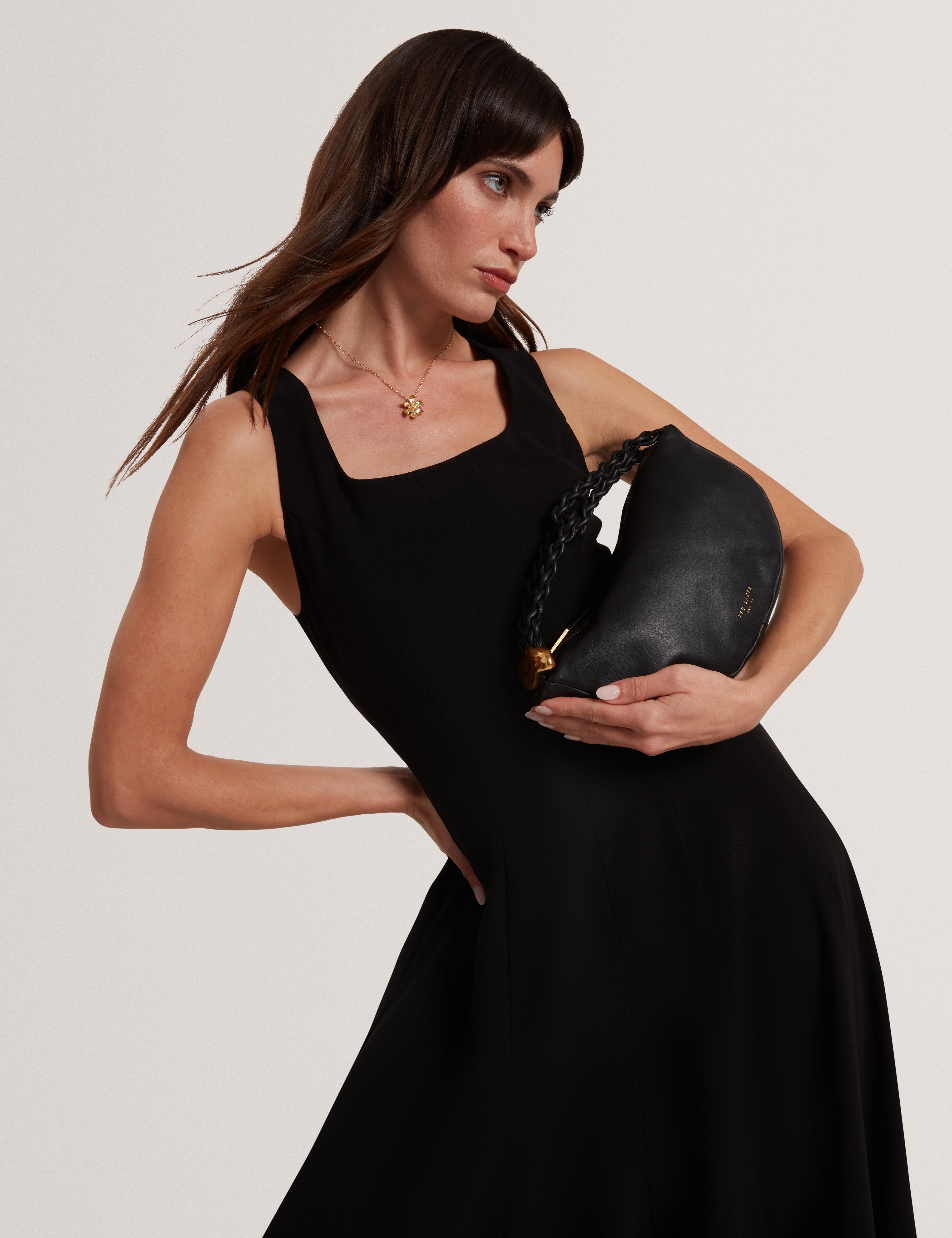 فستان أرلوت ميدي أسود اللون بتصميم لوحات