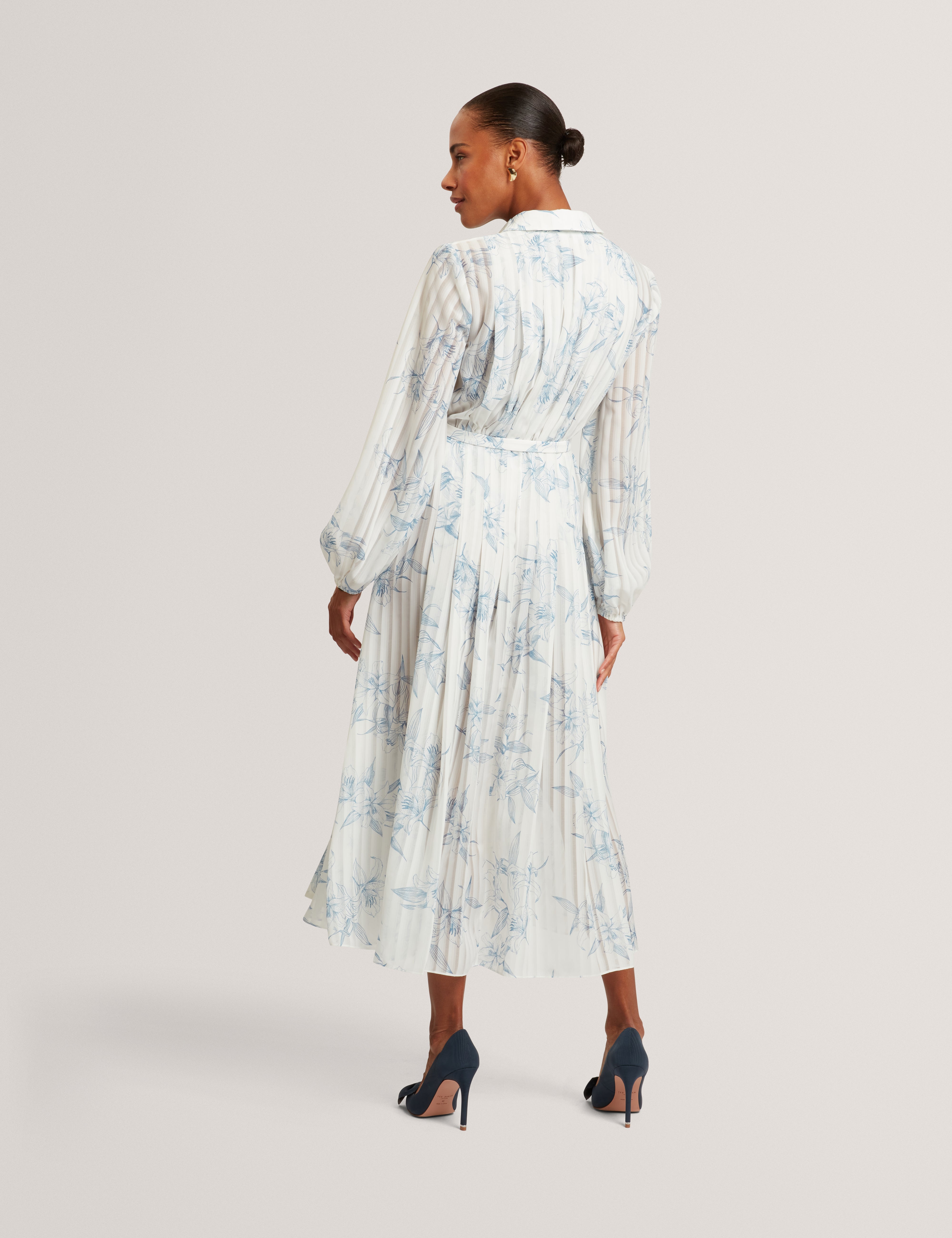 فستان قميص أبيض مطبوع بكسرات متوسطة الطول من بيرنيا