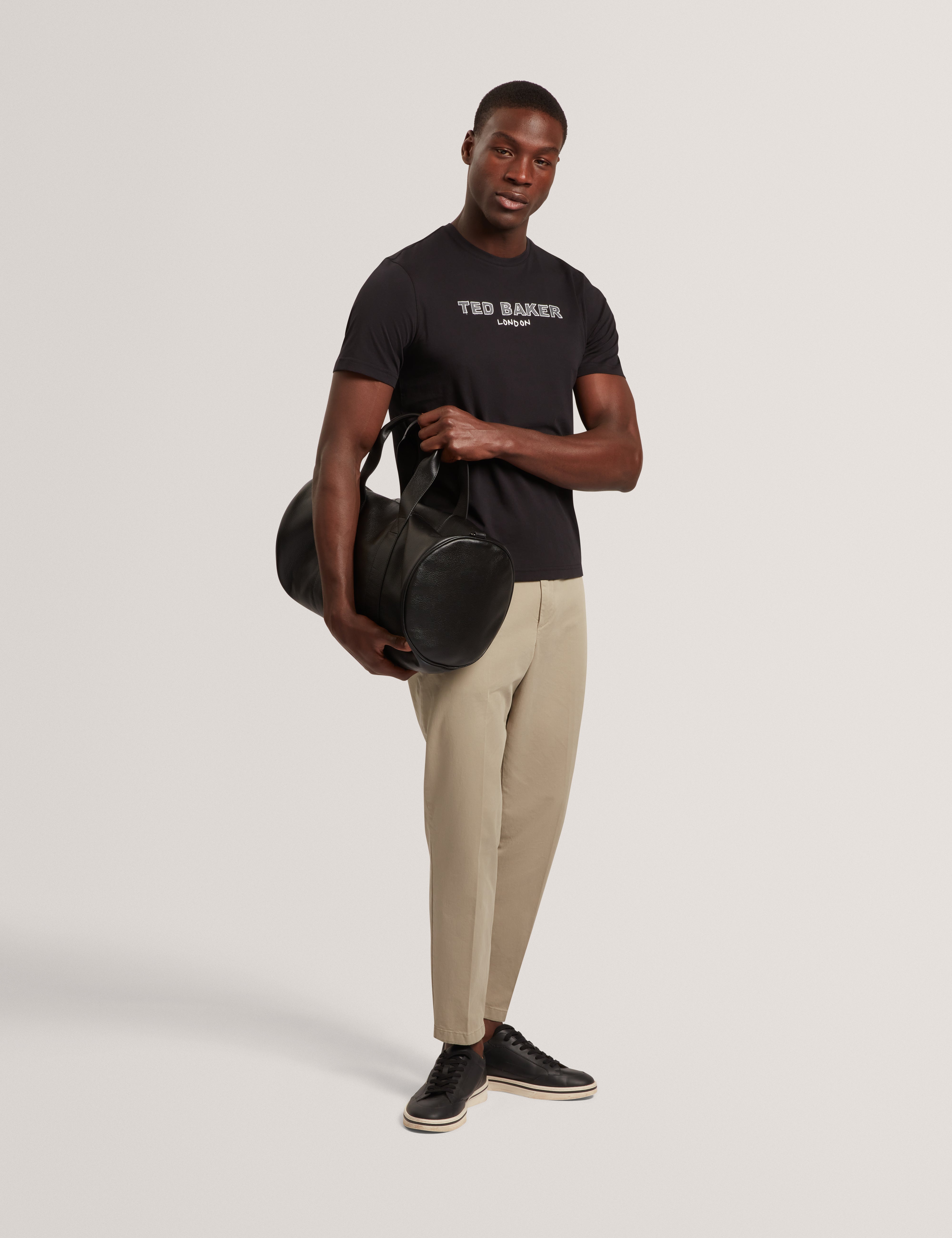 بييل تيشيرت أسود بشعار الماركة