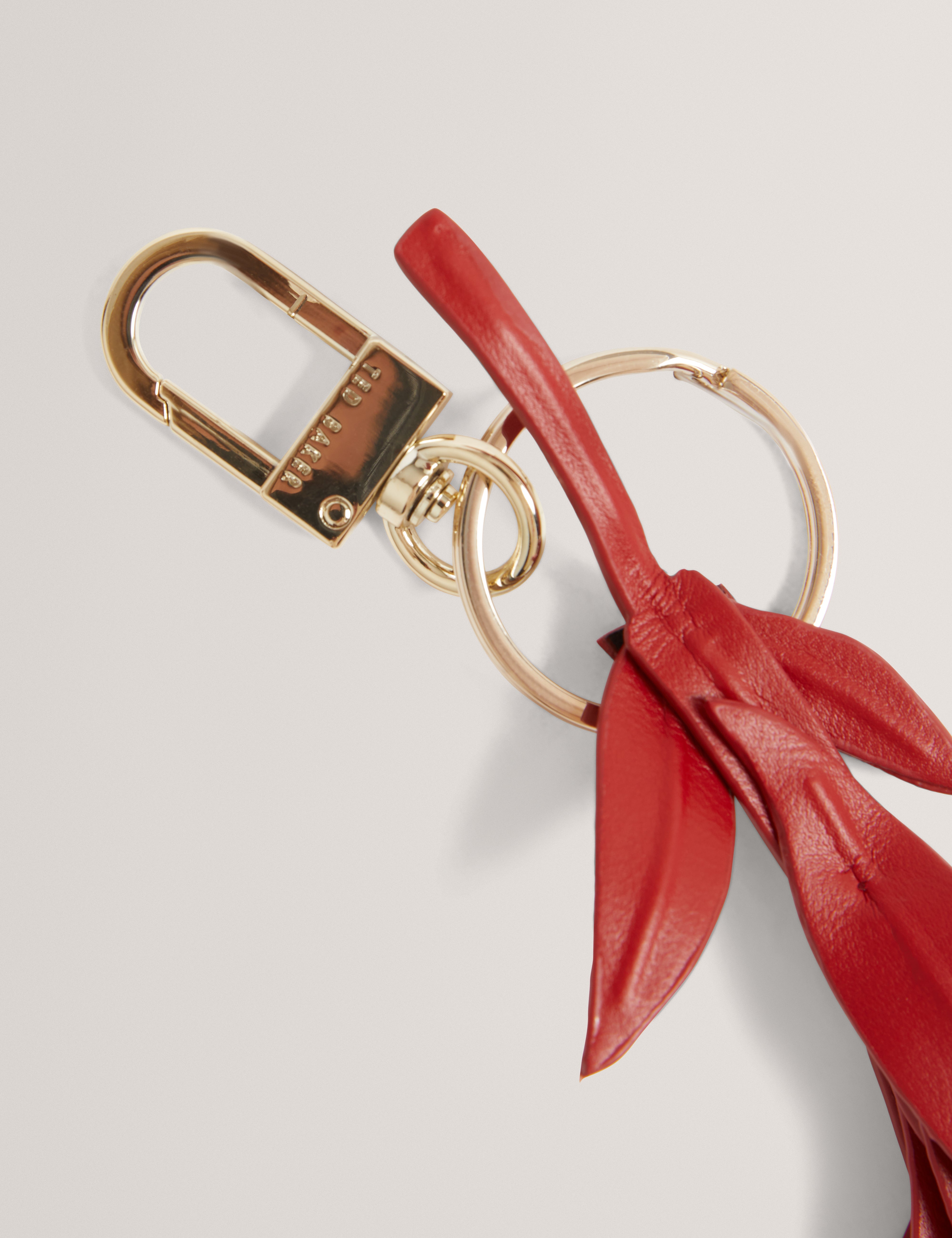 سلسلة مفاتيح زهور ثلاثية الأبعاد من فلوري، لون النبيذ