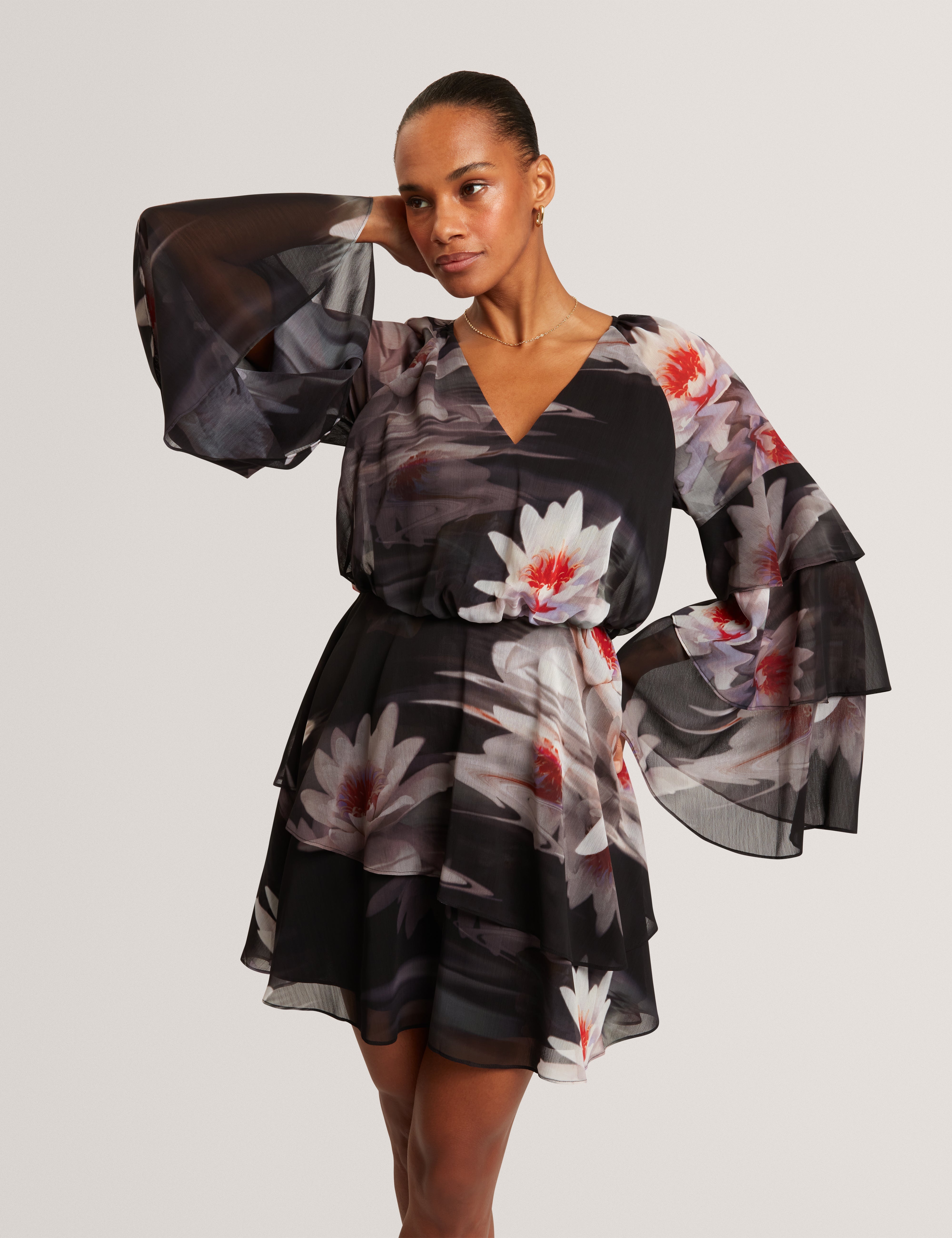 فستان قصير مطبوع بأكمام طويلة مكشكش من نايفي، أسود