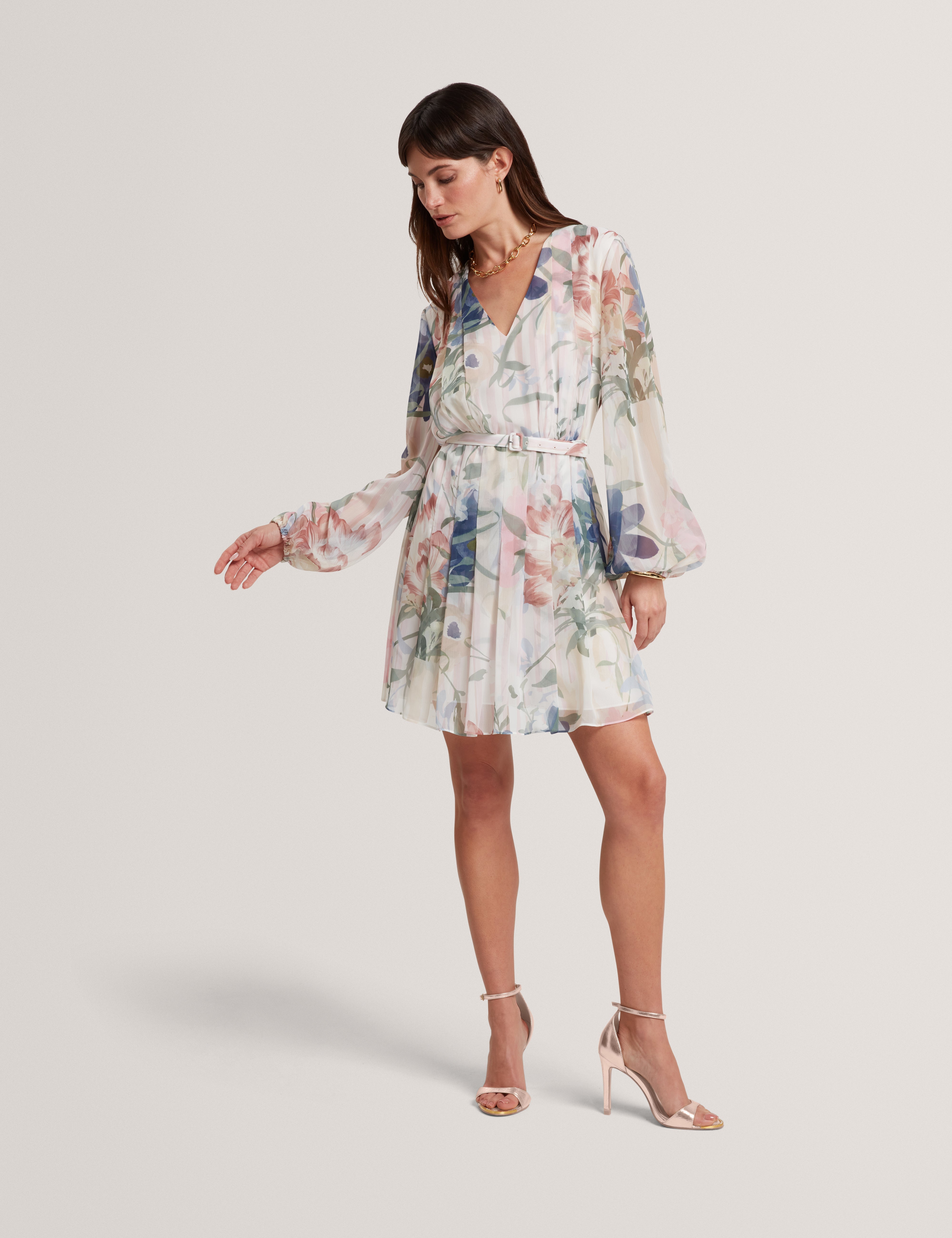 فستان مالميا قصير مطبوع ومطوي باللون الوردي