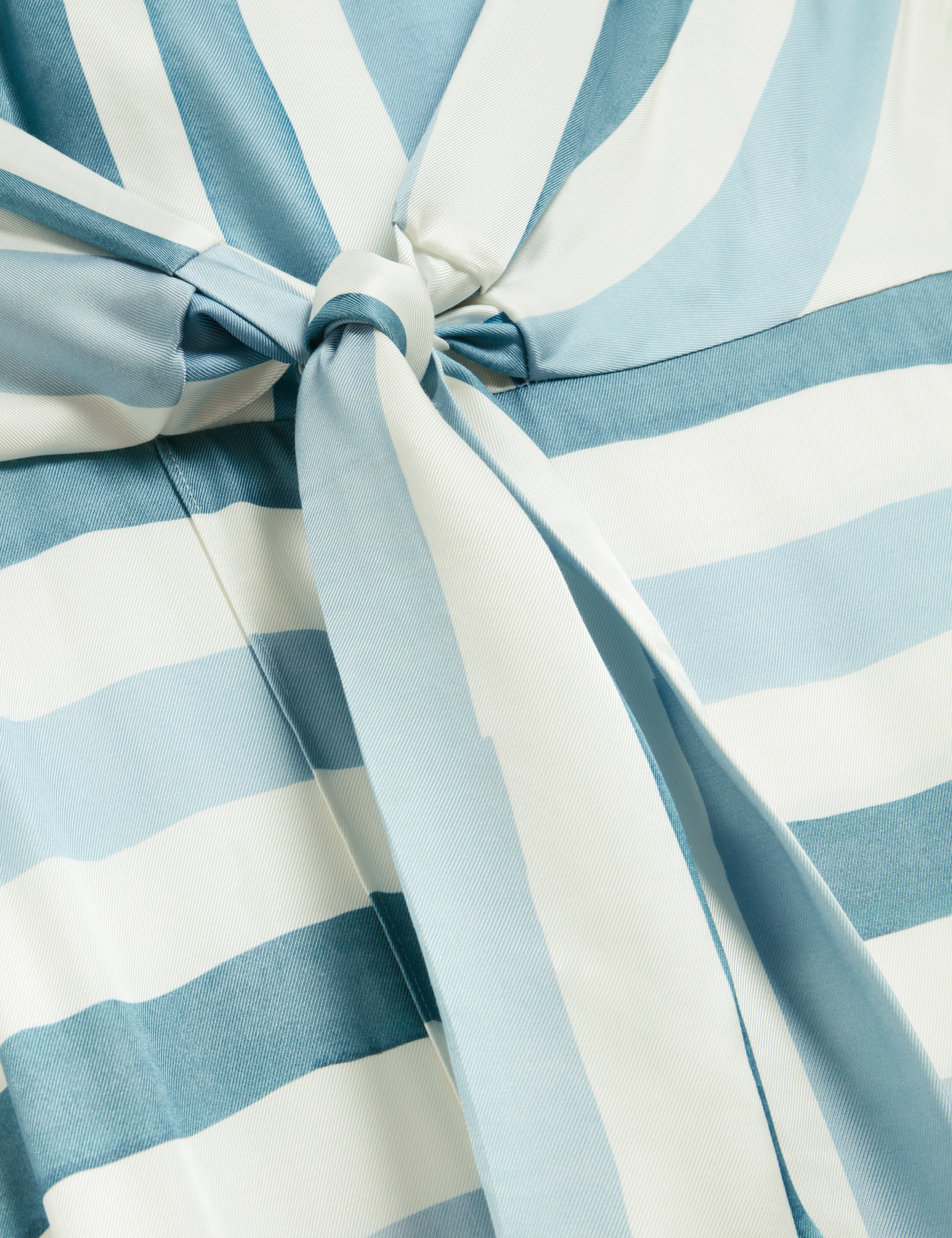 فستان ميدي مطبوع بتصميم لفافة وعقدة كاهيا، لون عاجي