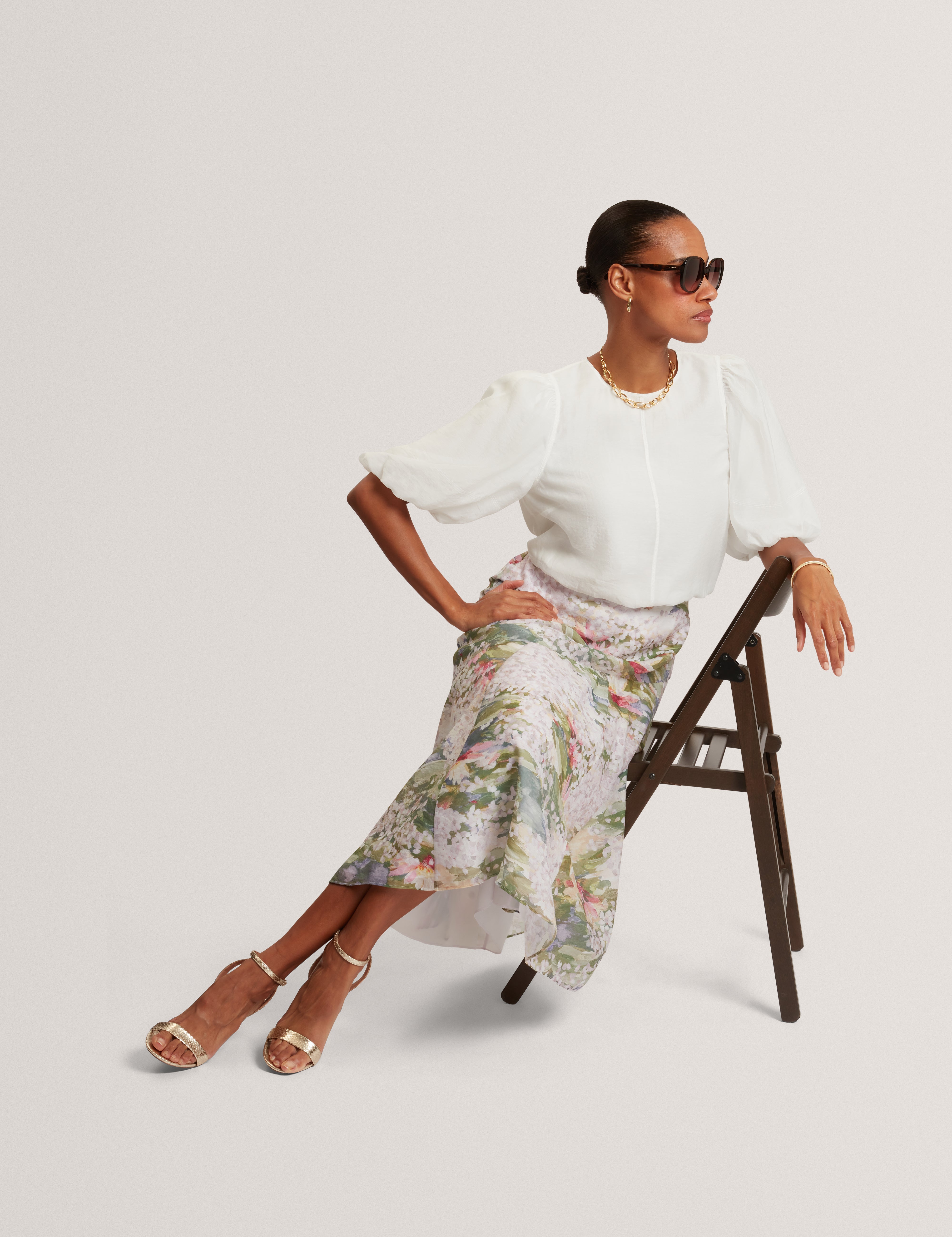 تنورة ميدي مطبوعة من لايدا بتفاصيل خياطة مائلة، لون وردي