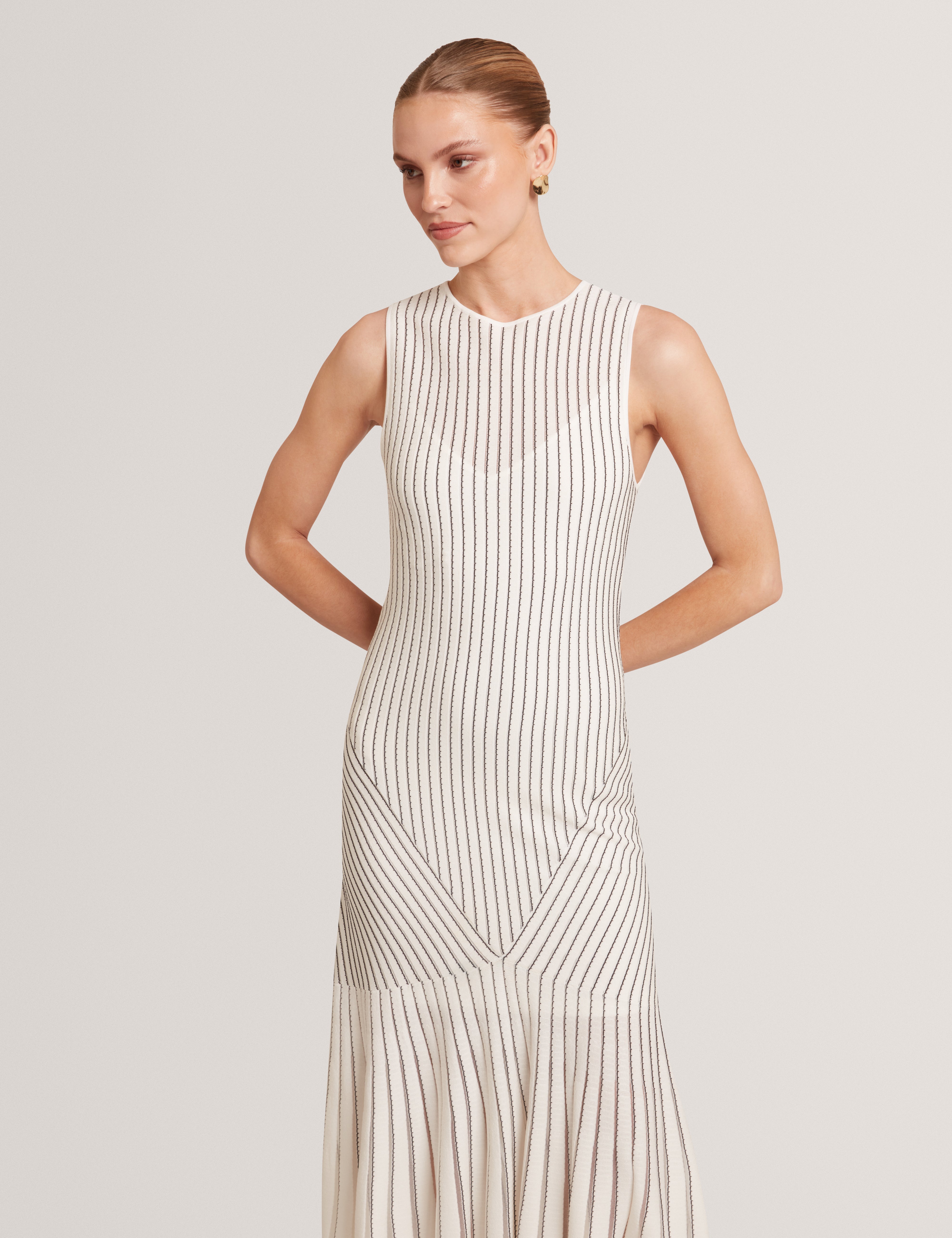 فستان ميدي محبوك بتفاصيل غرزة كاساندر، لون عاجي