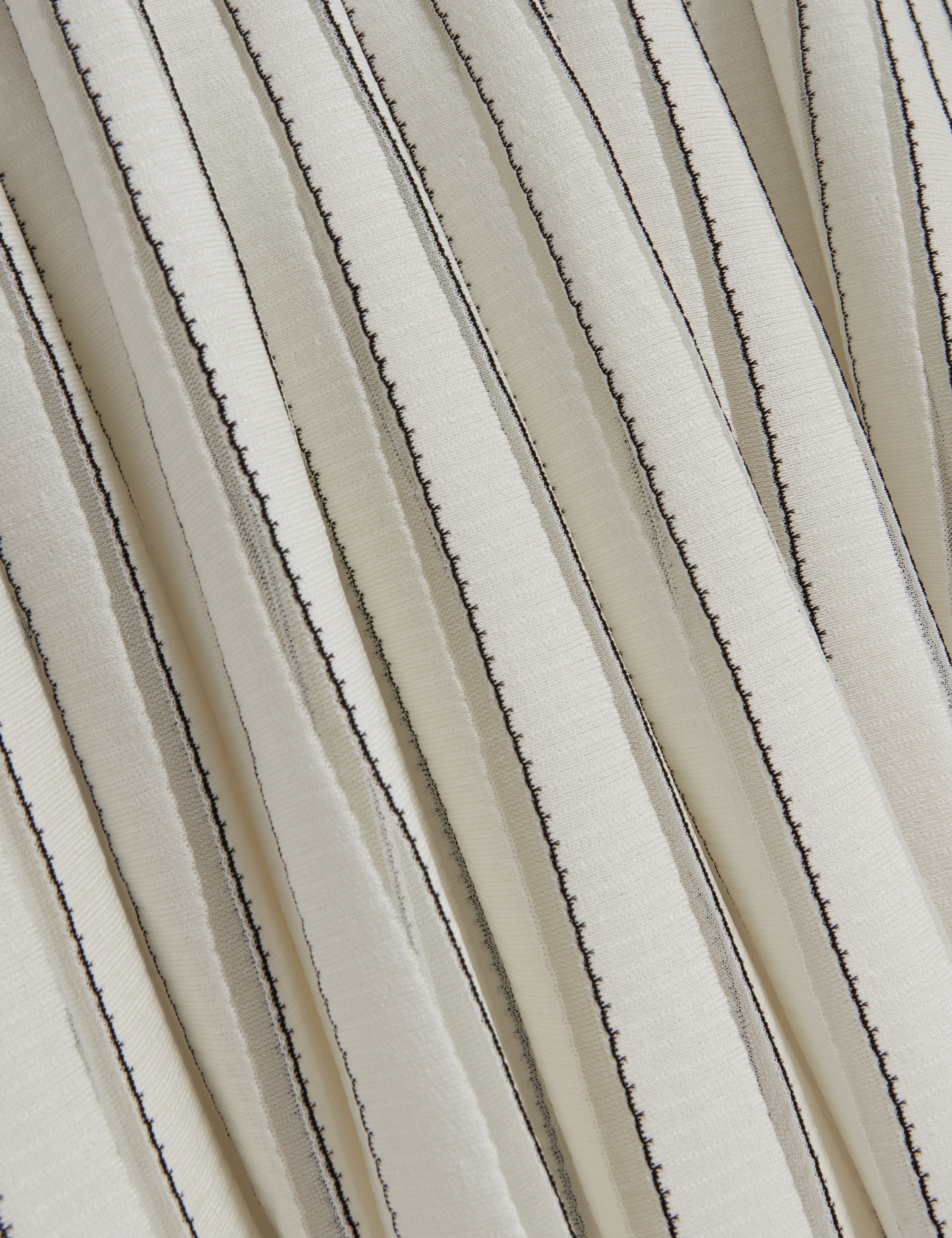 فستان ميدي محبوك بتفاصيل غرزة كاساندر، لون عاجي