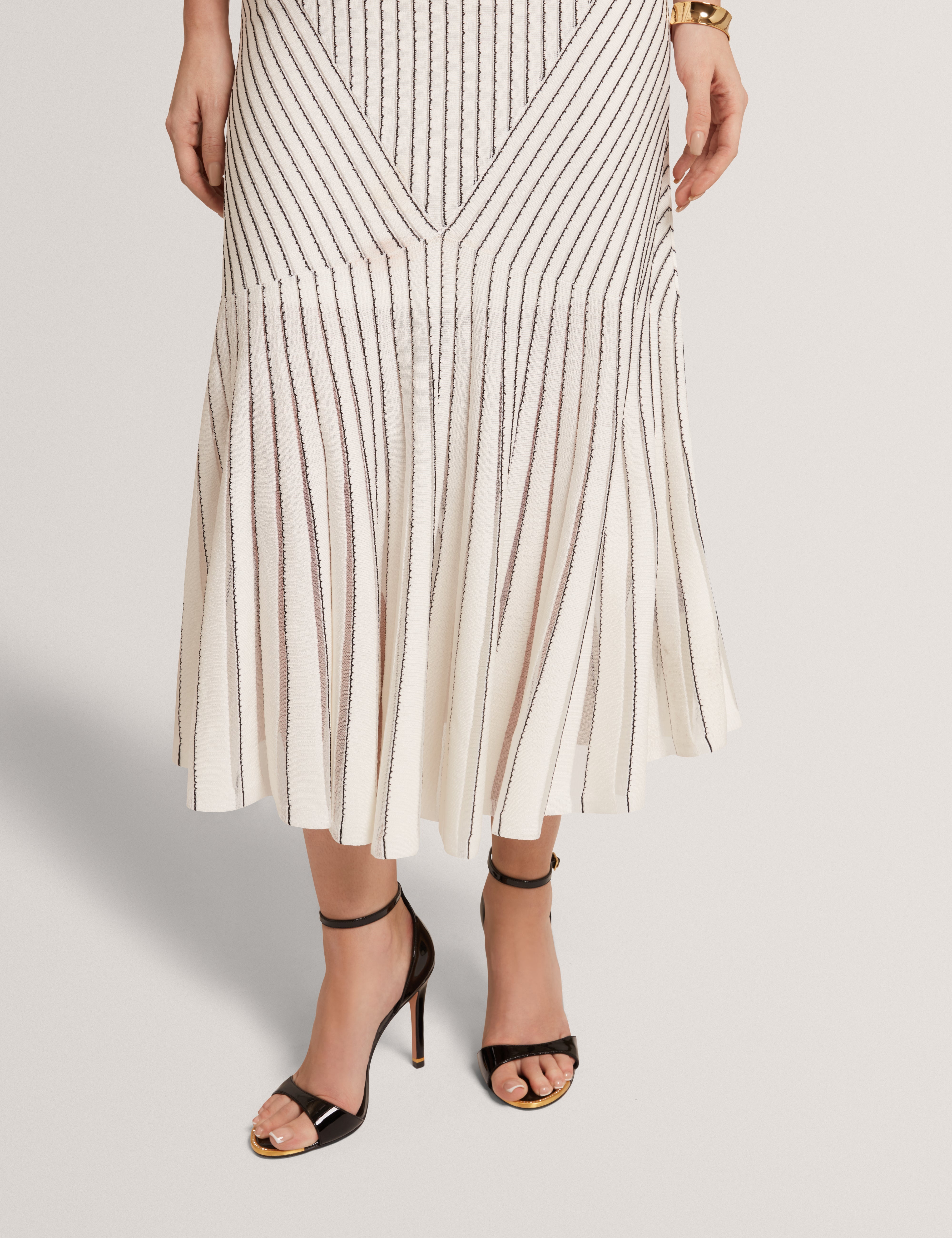 فستان ميدي محبوك بتفاصيل غرزة كاساندر، لون عاجي