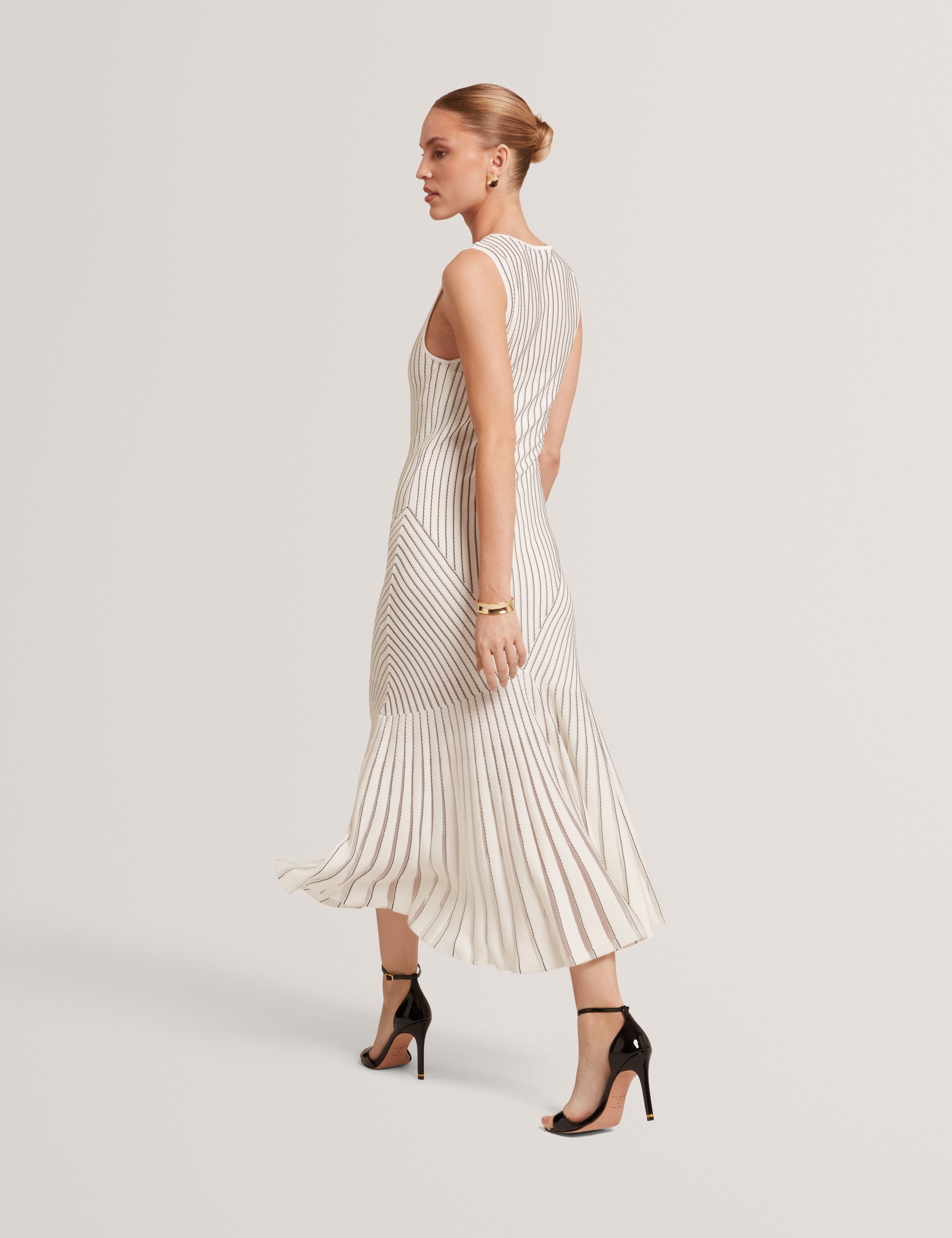 فستان ميدي محبوك بتفاصيل غرزة كاساندر، لون عاجي