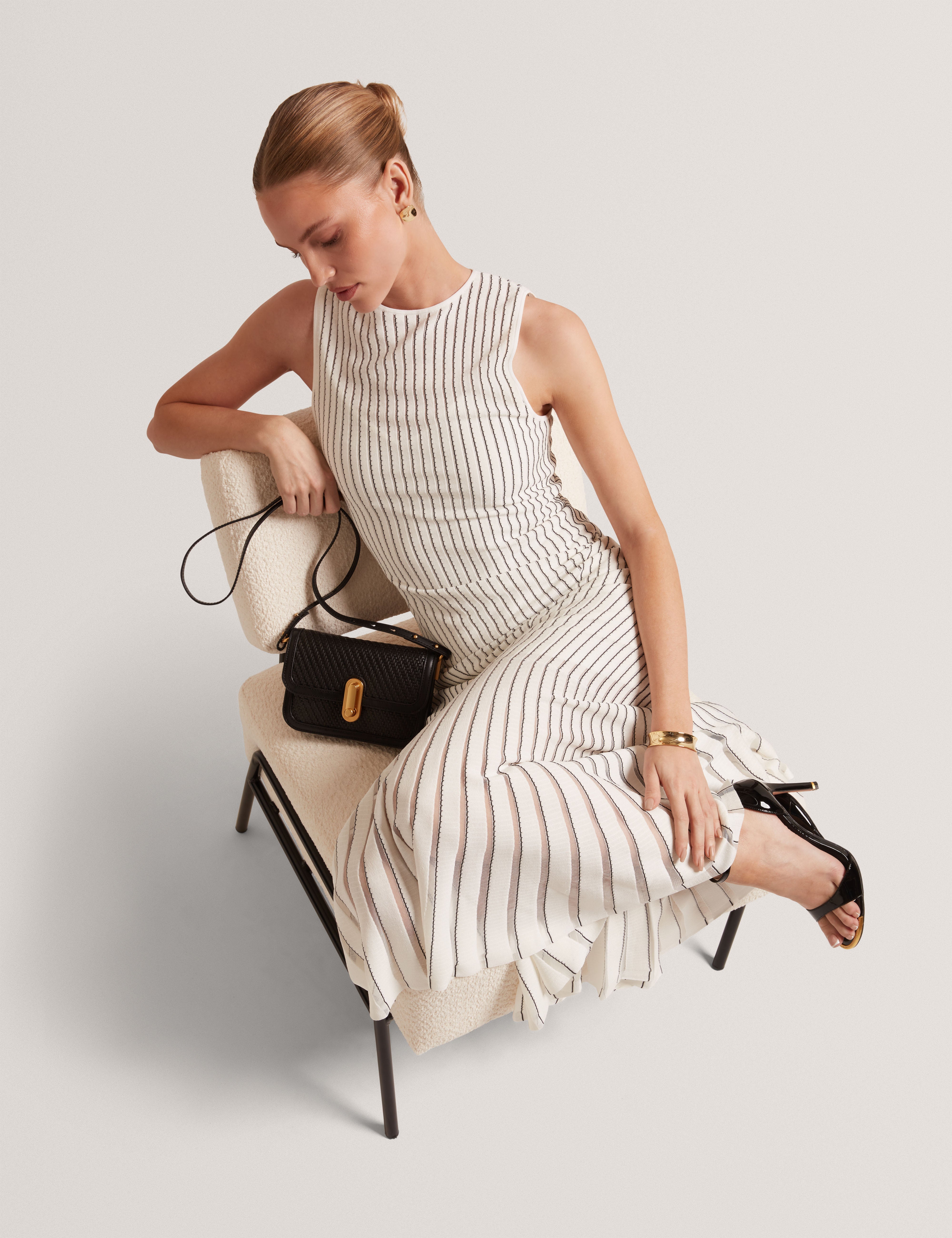 فستان ميدي محبوك بتفاصيل غرزة كاساندر، لون عاجي