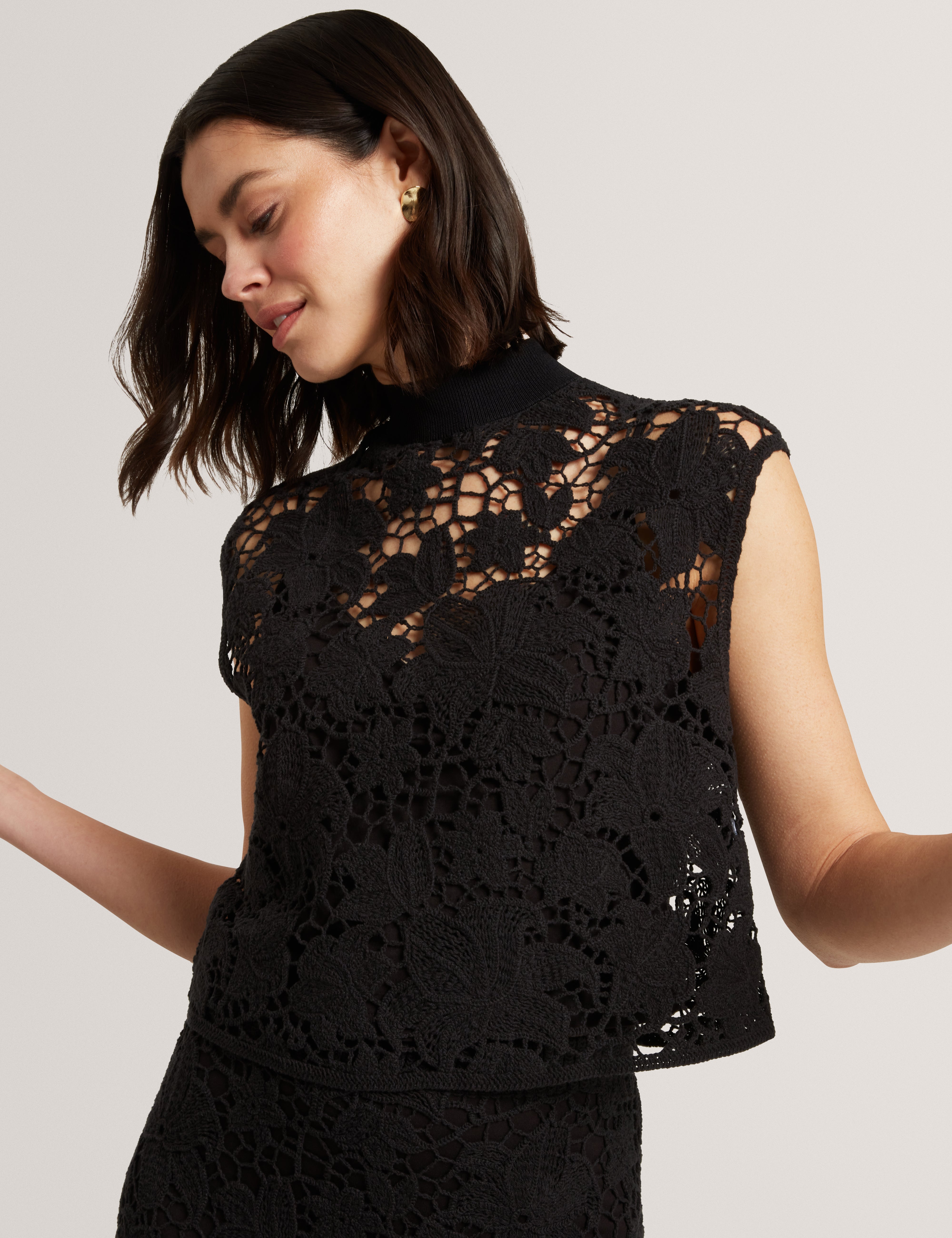 Aenabet Cropped Crochet Top Black