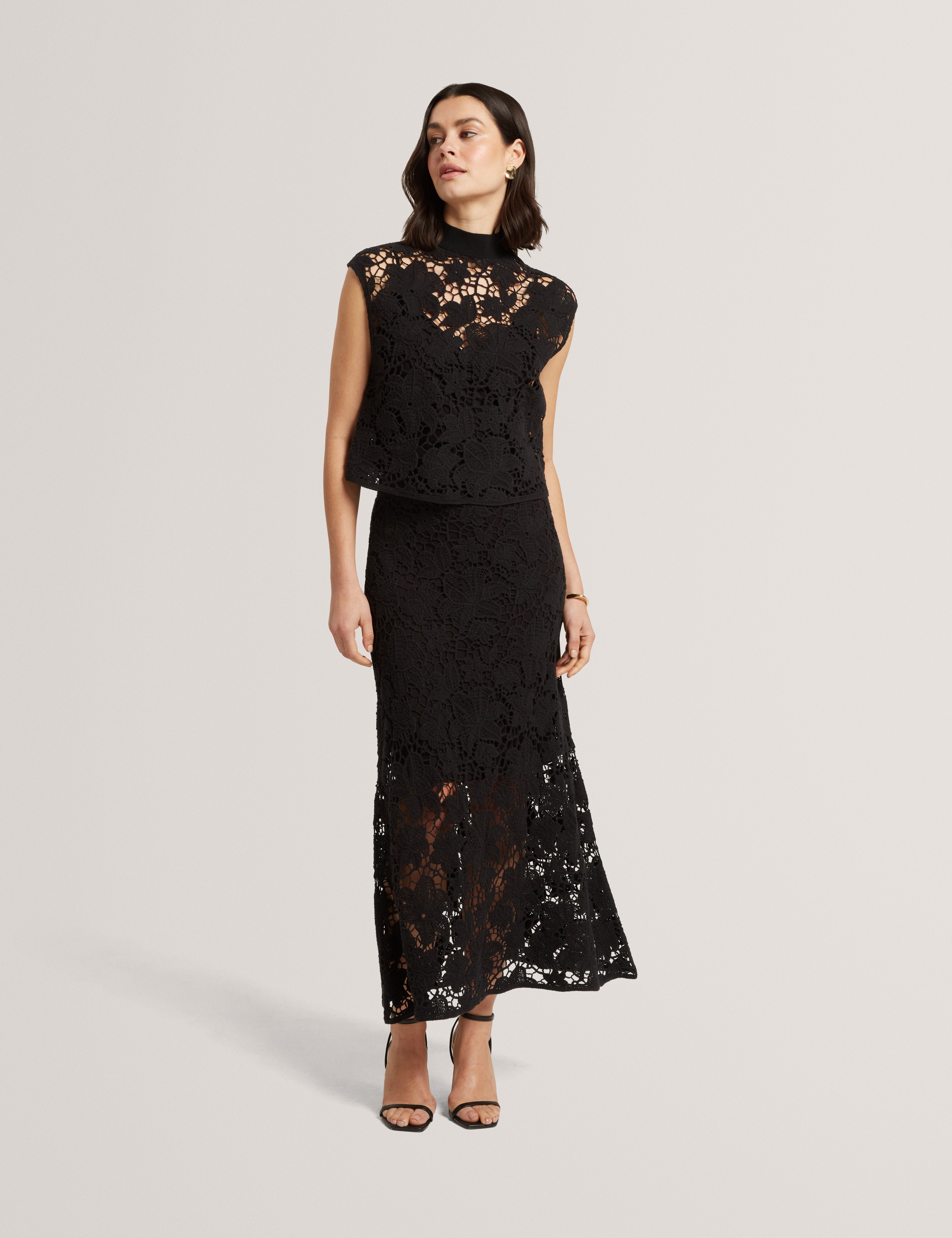 Aenabet Cropped Crochet Top Black