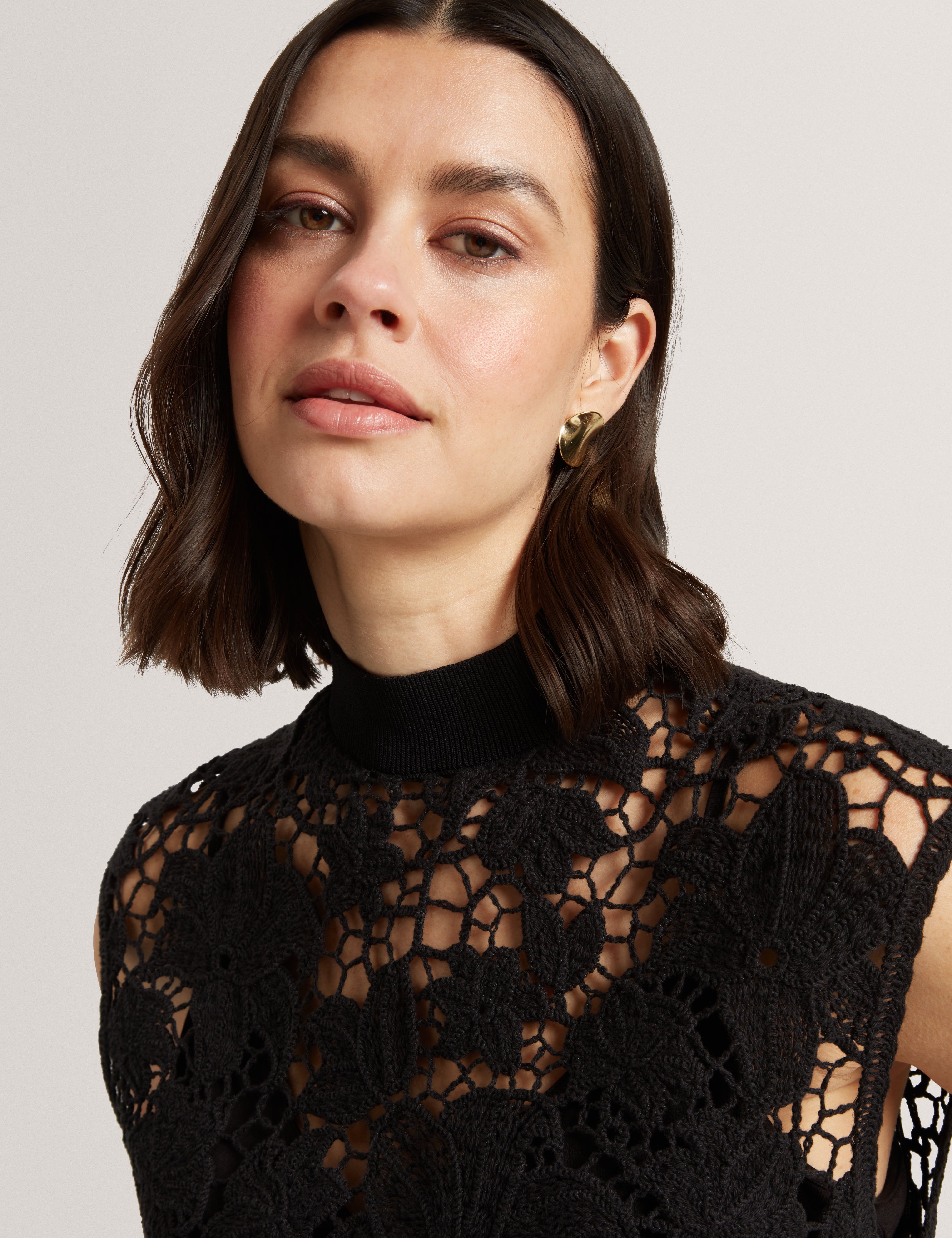 Aenabet Cropped Crochet Top Black