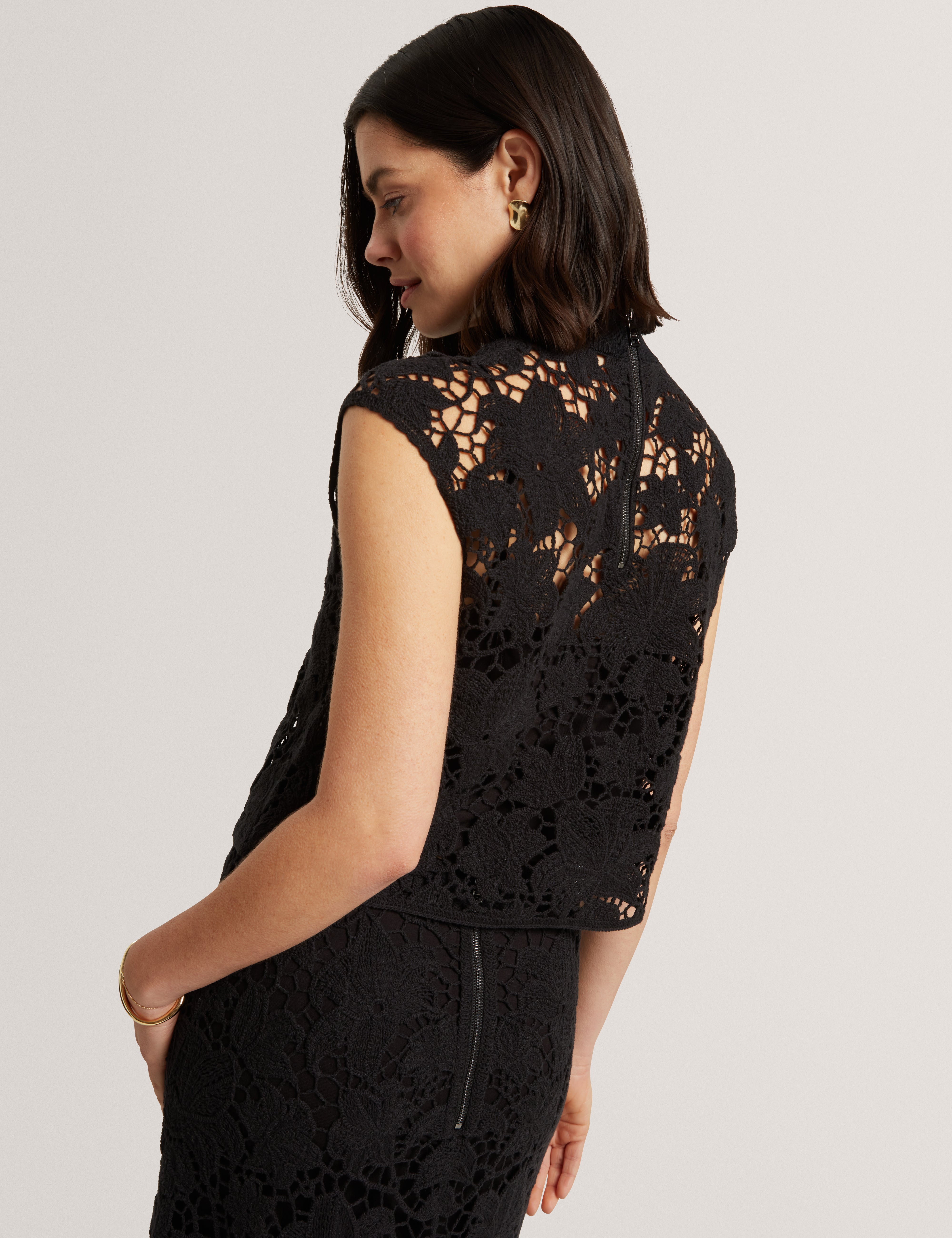 Aenabet Cropped Crochet Top Black