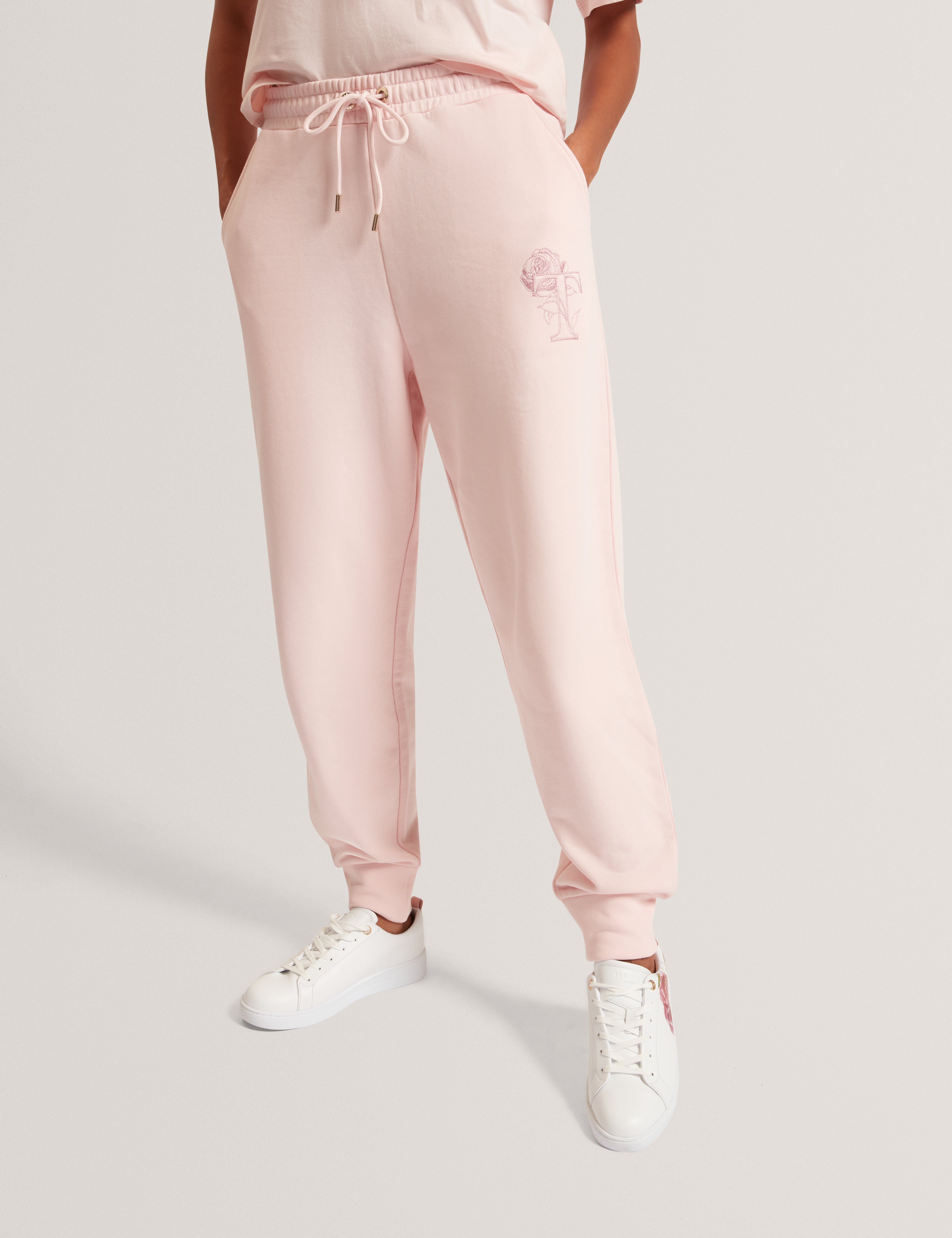 بنطال رياضي وردي اللون من ماركة كاليتري تي، بقصة أرجل أسطوانية.