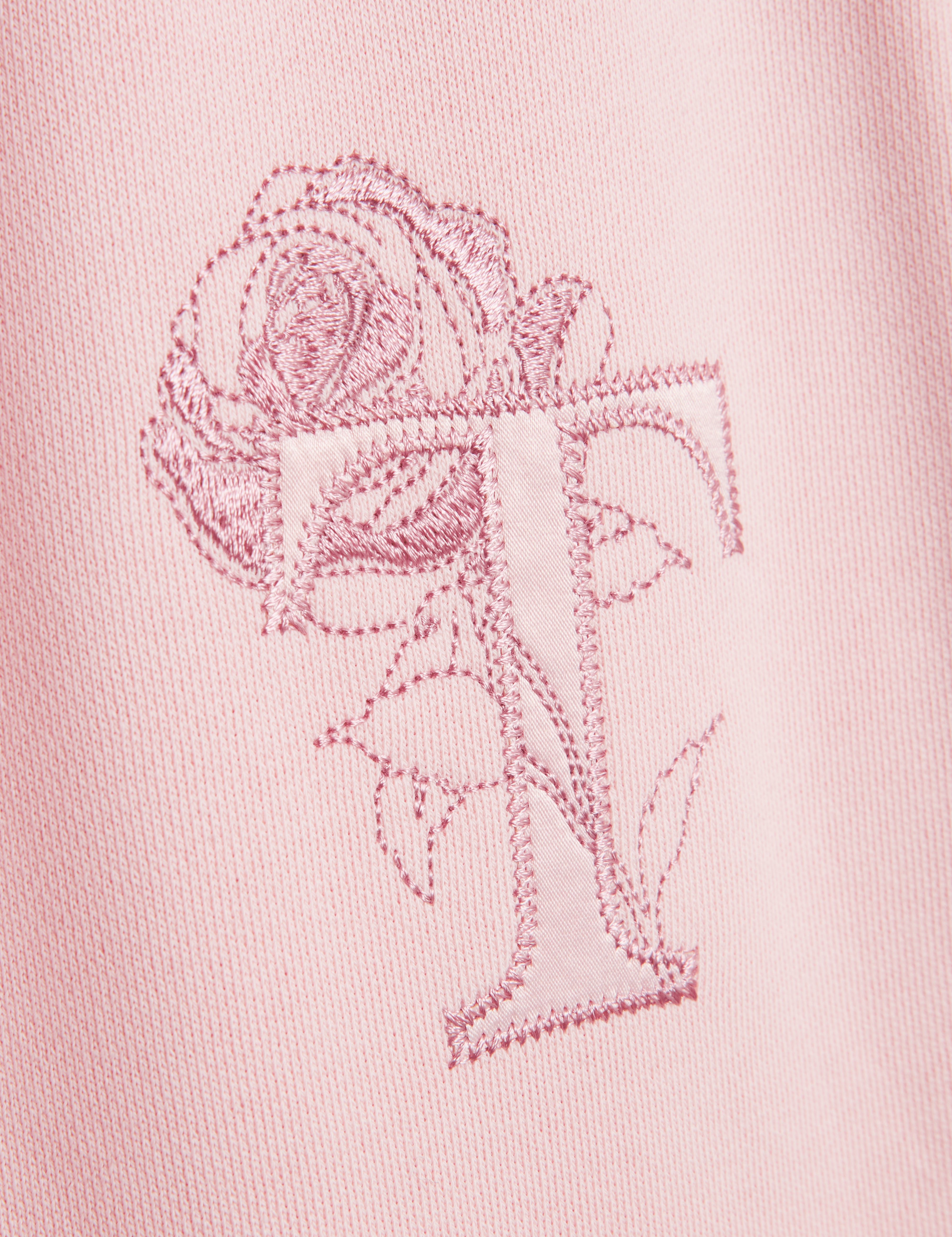 بنطال رياضي وردي اللون من ماركة كاليتري تي، بقصة أرجل أسطوانية.