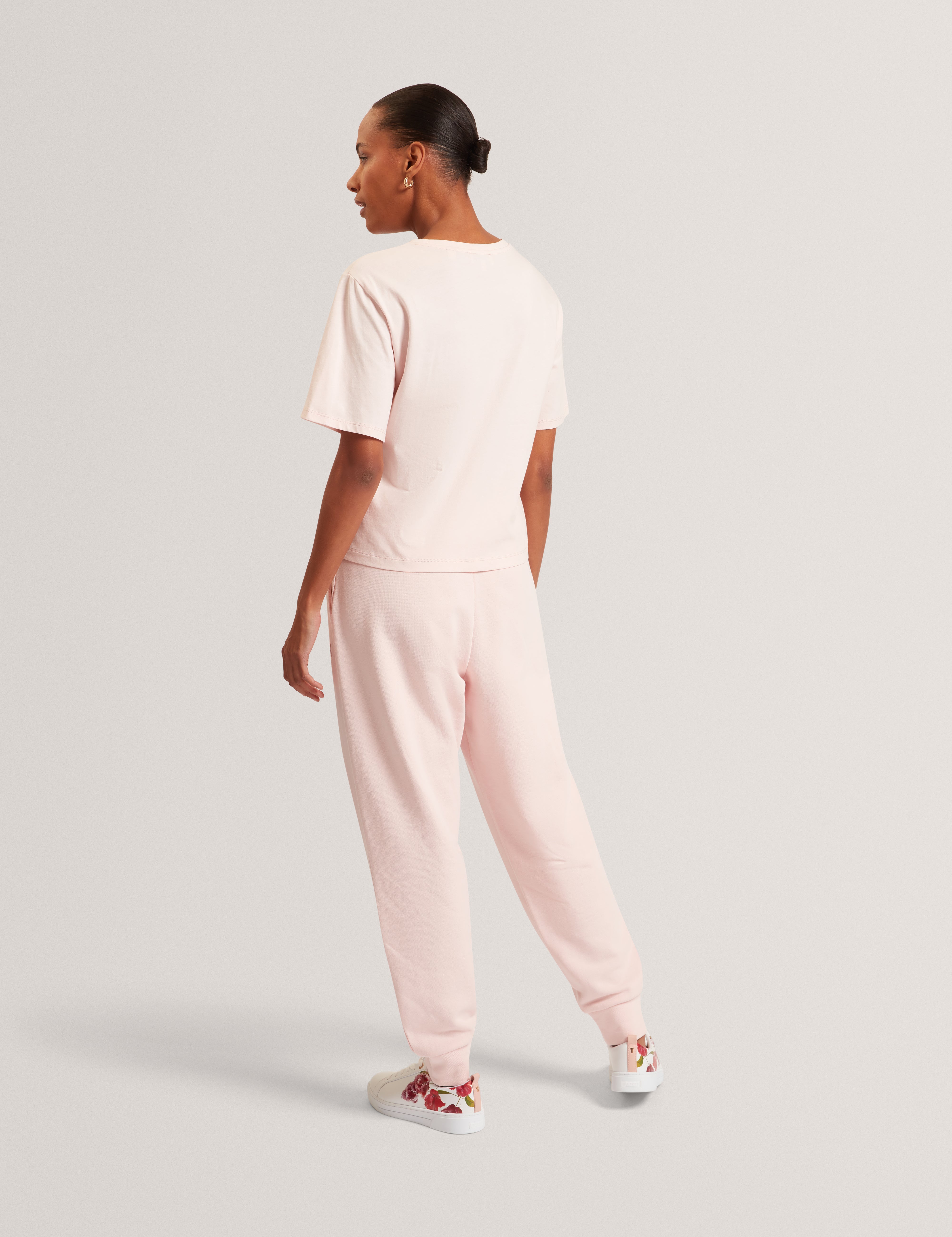 بنطال رياضي وردي اللون من ماركة كاليتري تي، بقصة أرجل أسطوانية.