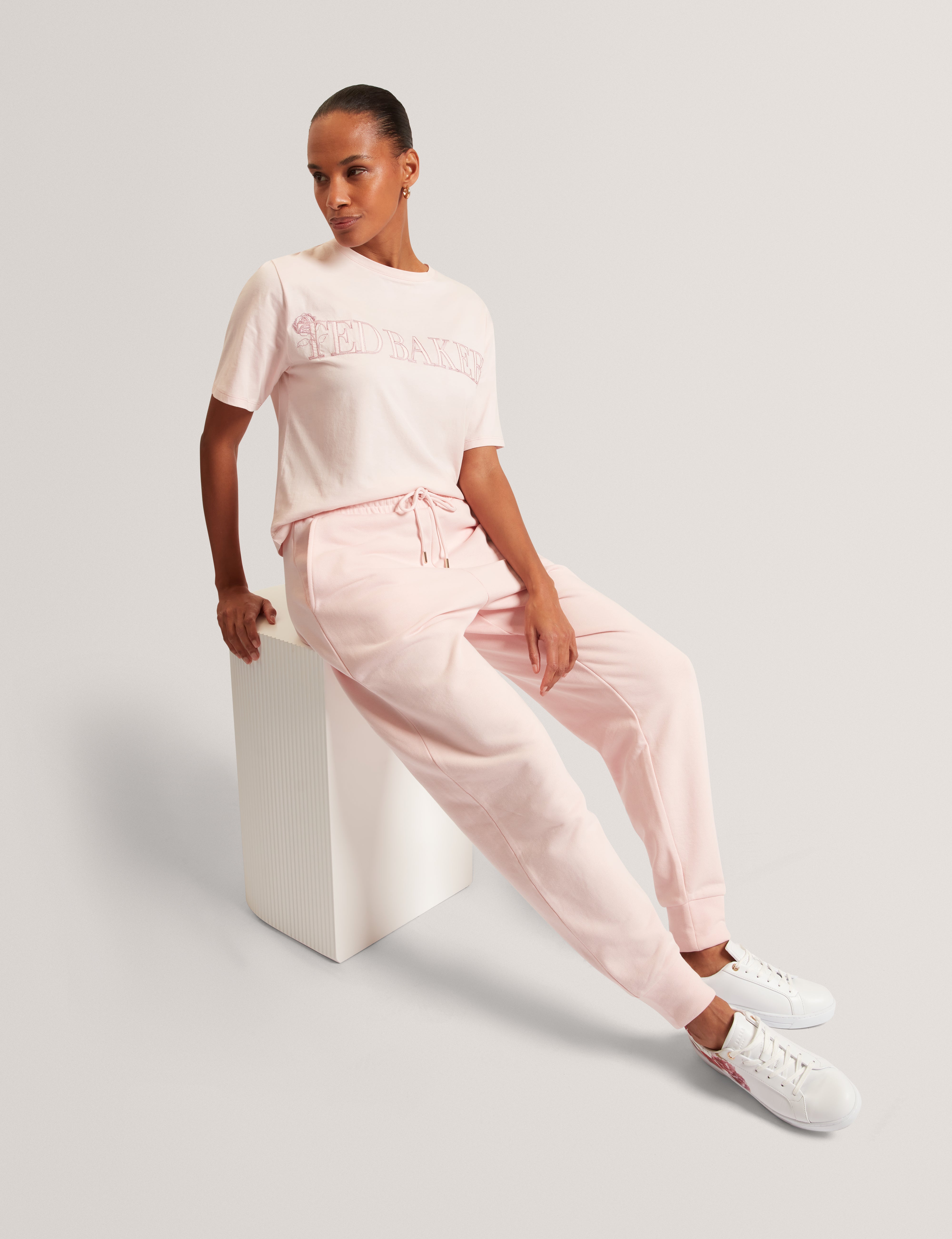 بنطال رياضي وردي اللون من ماركة كاليتري تي، بقصة أرجل أسطوانية.