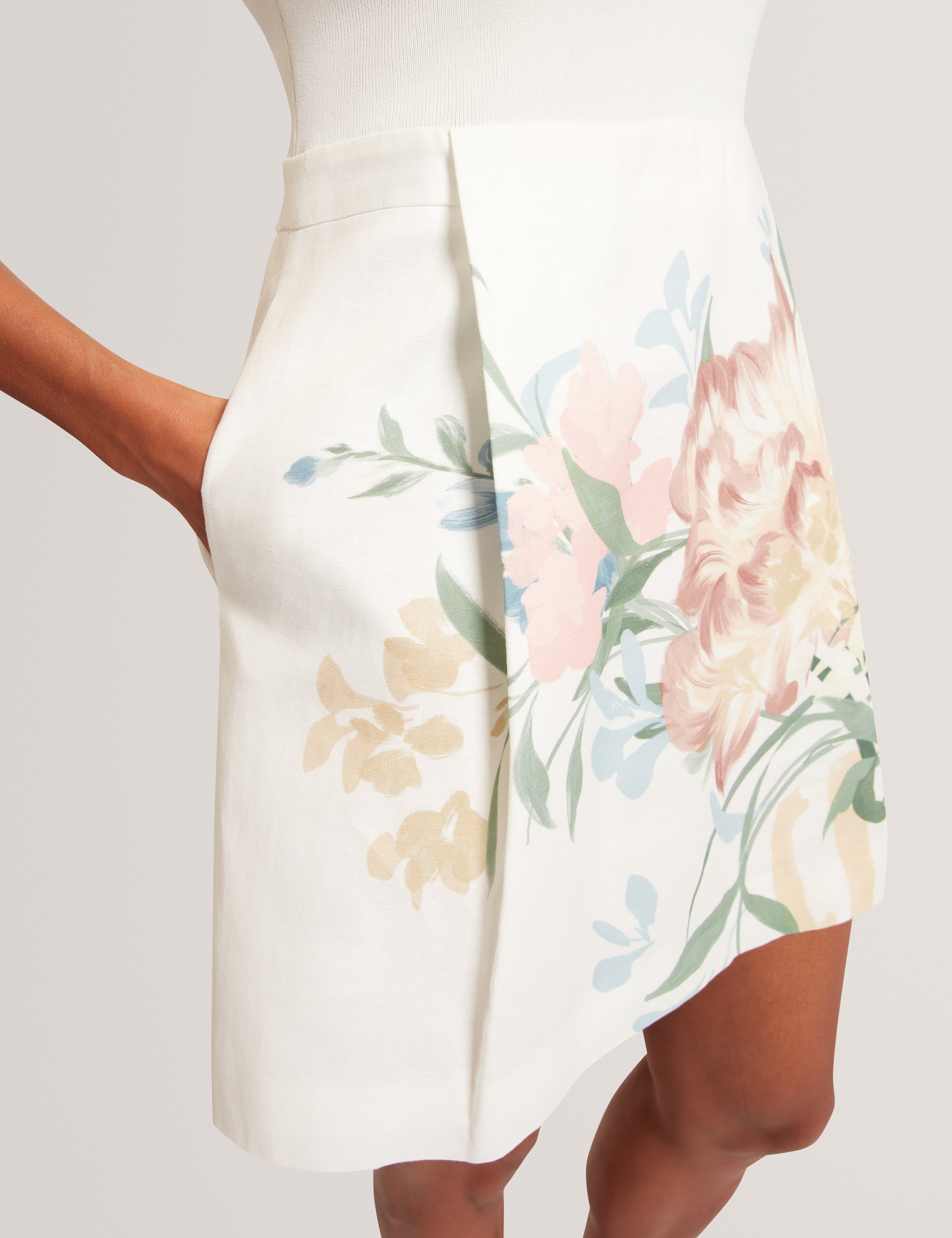 فستان قصير محبوك قابل للتقليد من إيليستر مع كتان عاجي