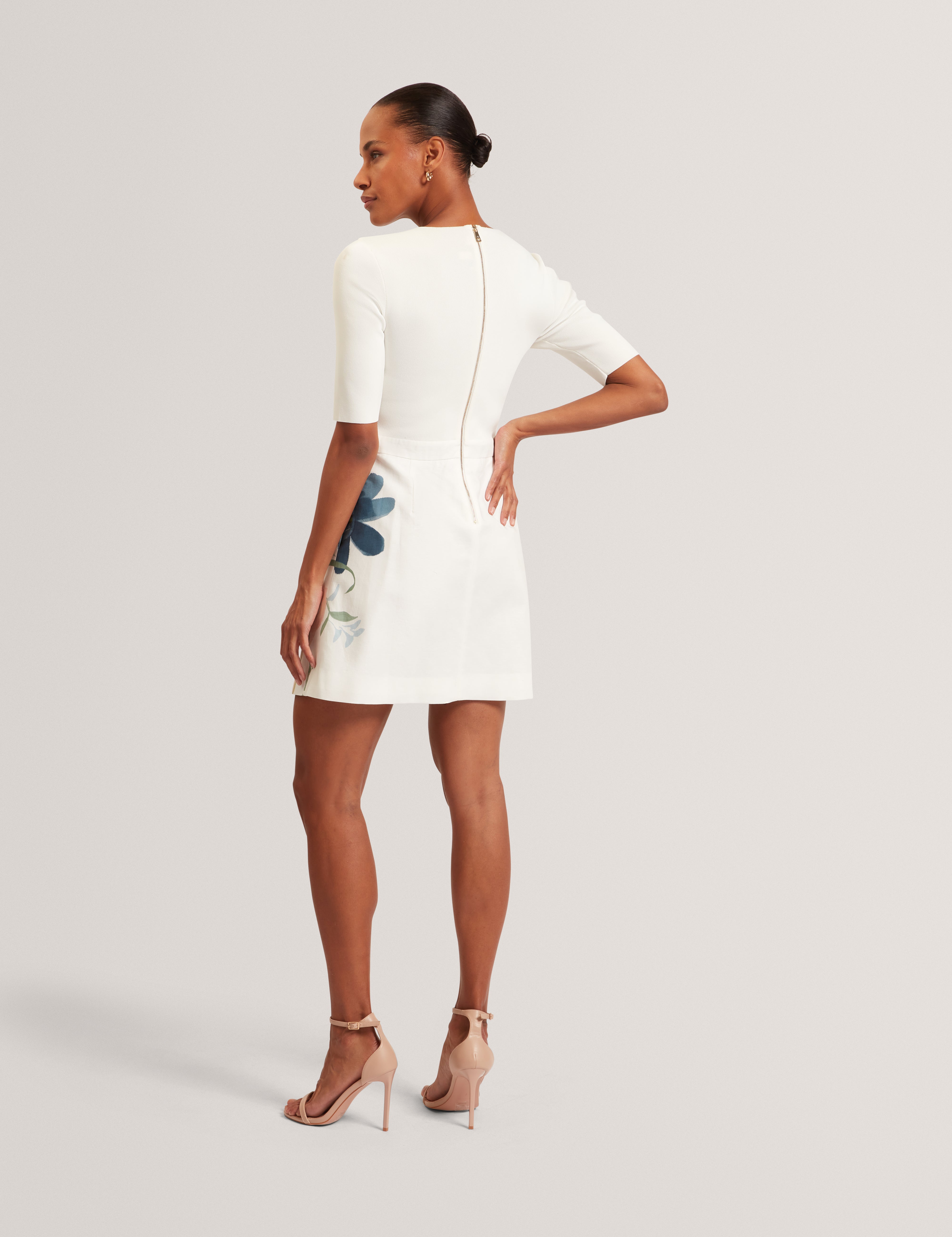 فستان قصير محبوك قابل للتقليد من إيليستر مع كتان عاجي