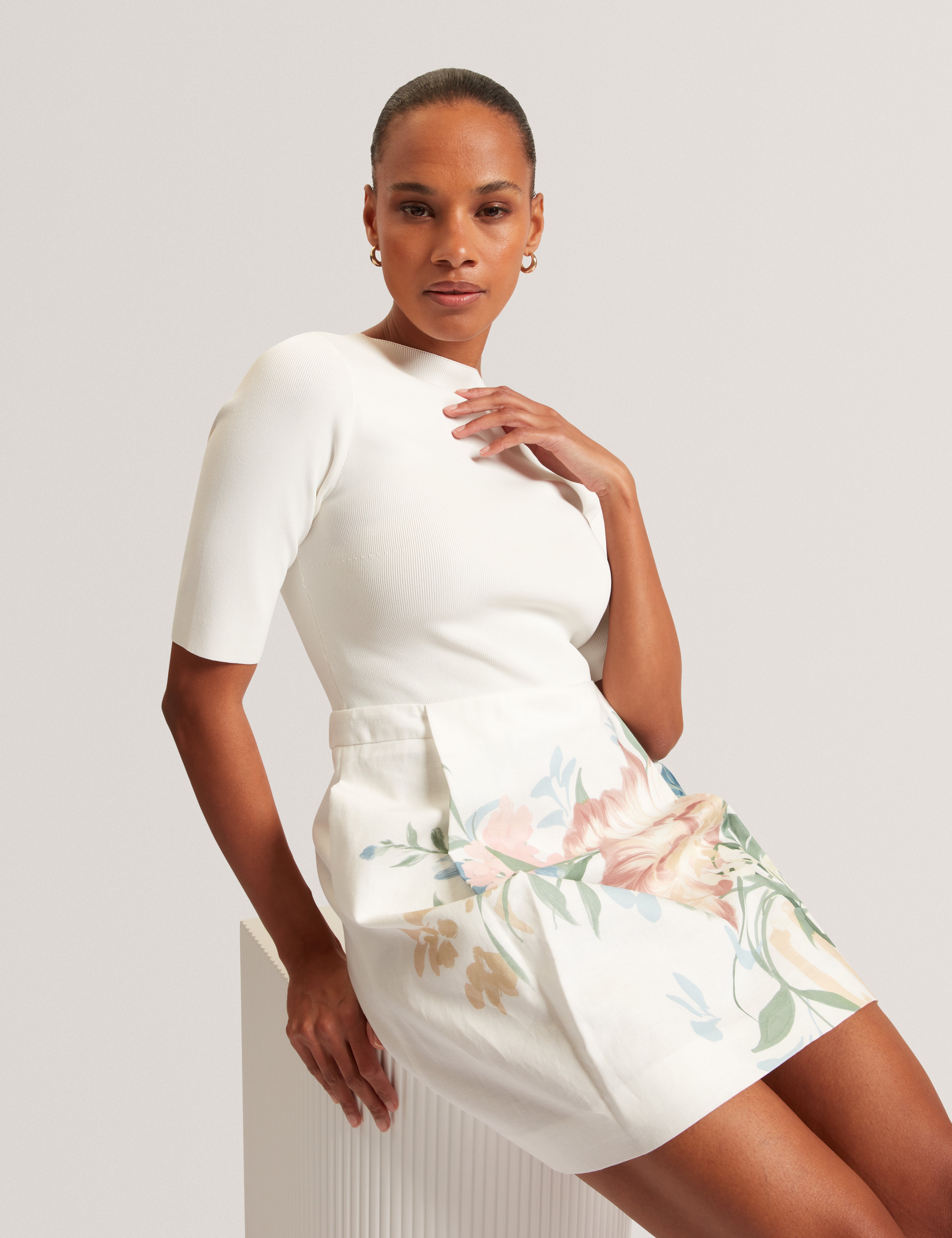 فستان قصير محبوك قابل للتقليد من إيليستر مع كتان عاجي