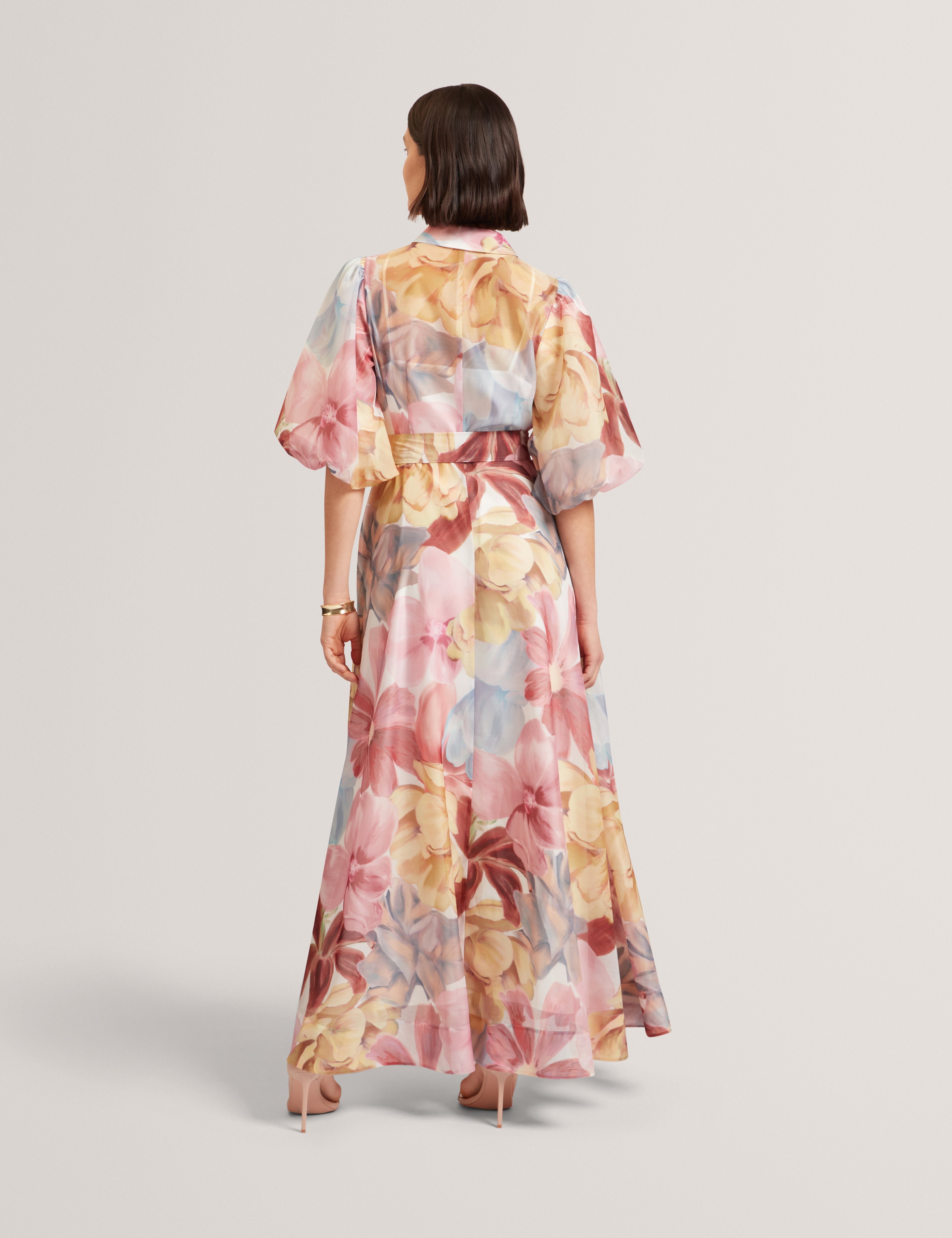 فستان قميص متوسط ​​الطول مطبوع عليه زهور بأكمام منفوخة من سوليني، لون عاجي