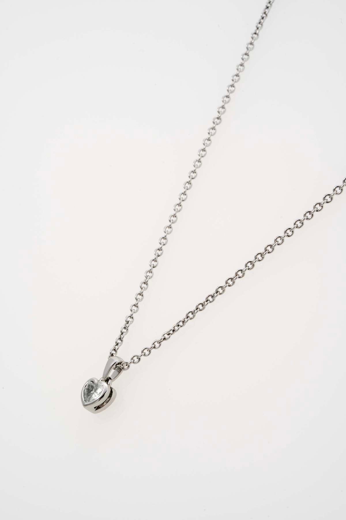 قلادة هارلو الصغيرة على شكل قلب مرصعة بالكريستال