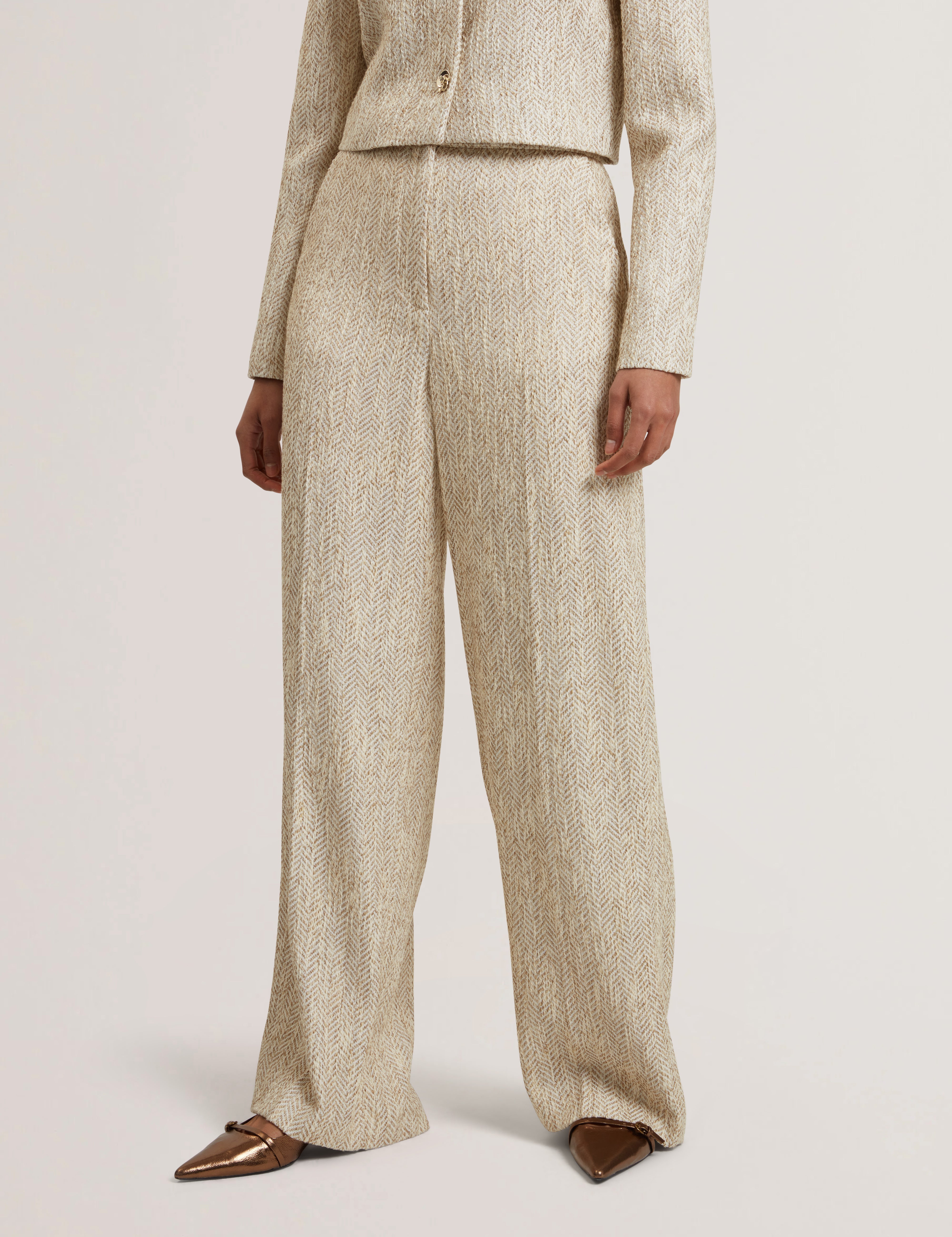 فولبات بنطلون بقصة ساق واسعة لون عاجي